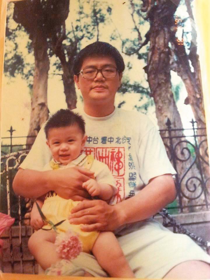 王幼玲回憶,兒子幼時會一直轉圈圈,但當時社會對自閉症沒概念,她以為是過動症,但兒子做事情又相當專注。此為兒子幼時父子合照。(王幼玲提供)