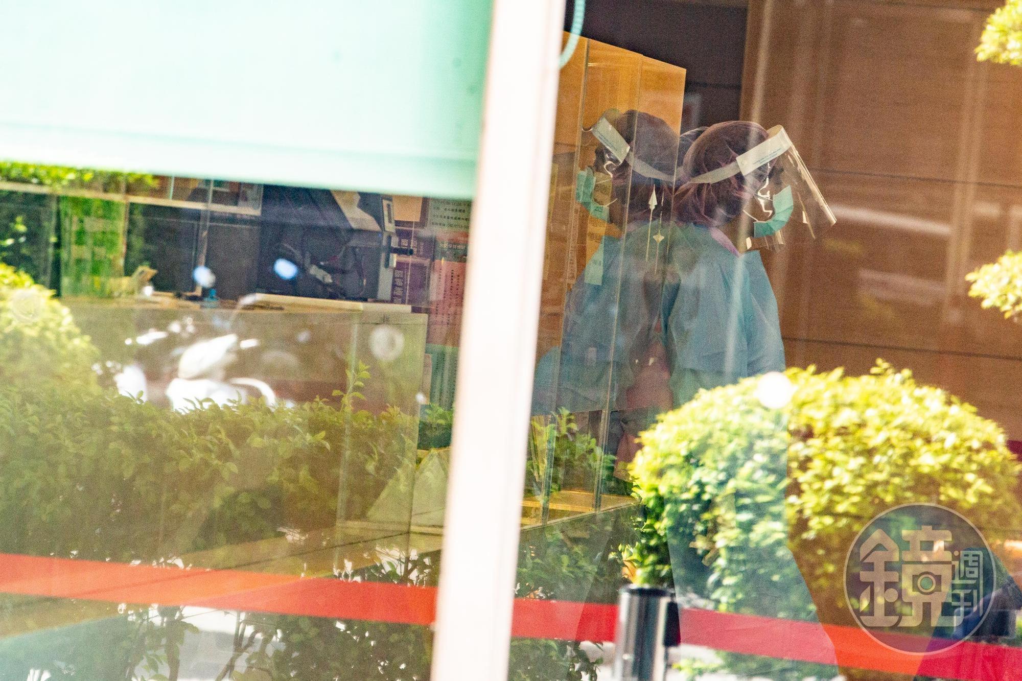 台北市醫師職業工會今指出,有確診患者將醫院當成「飯店」,還擅自關閉通風設備。示意圖,圖中人物非本事件當事人,地點亦非本事件醫院。(本刊資料照)