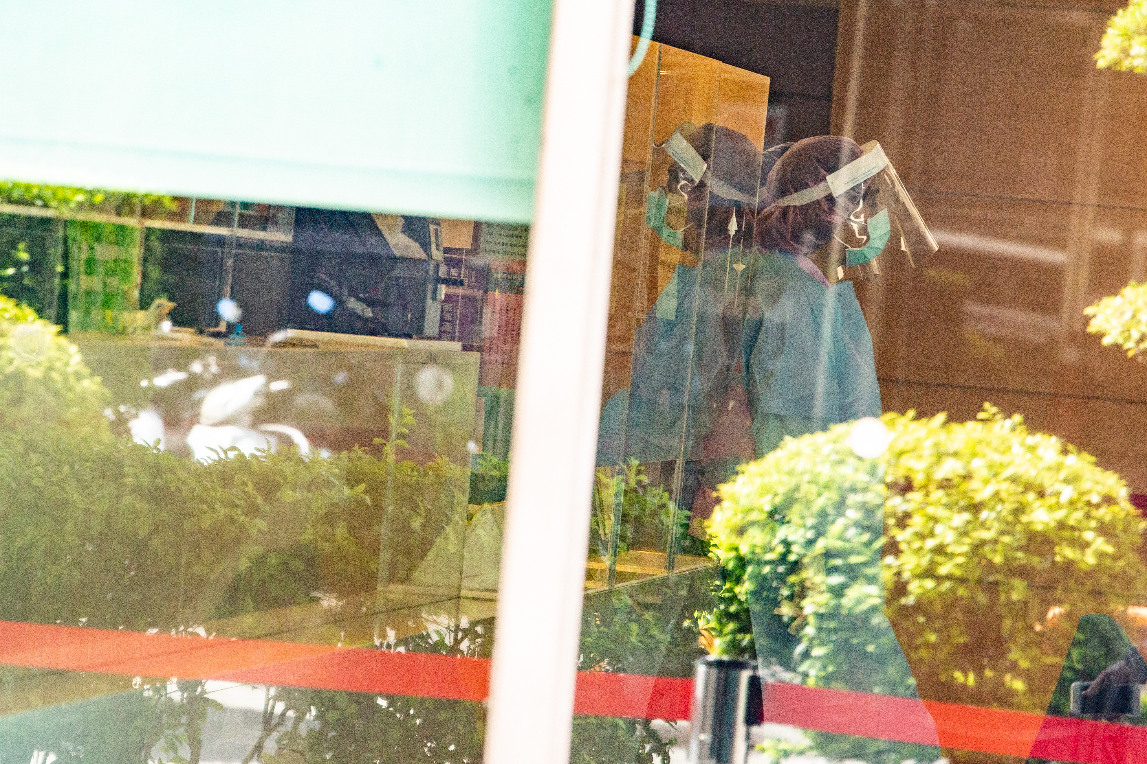 台北市醫師職業工會今指出,有確診患者將醫院當成「飯店」,還擅自關閉通風設備。示意圖,圖中人物非本事件當事人,地點亦非本事件醫院。(本刊資料照)