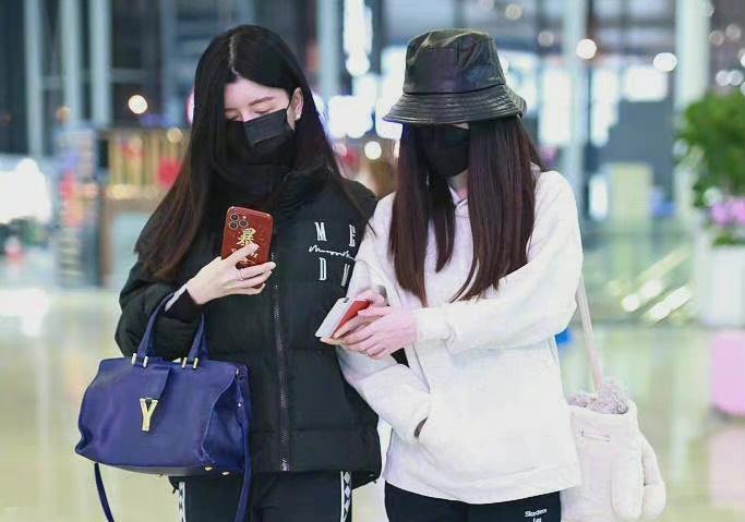 By2姊妹倆被拍到現身上海機場。(翻攝自微博)