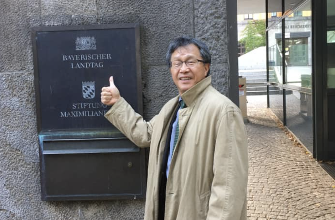 親中港媒《大公報》近日點名我國中研院學者吳叡人違反香港《國安法》,駐德代表謝志偉則發文表示「我是台灣人,也是吳叡人」。(翻攝謝志偉臉書)