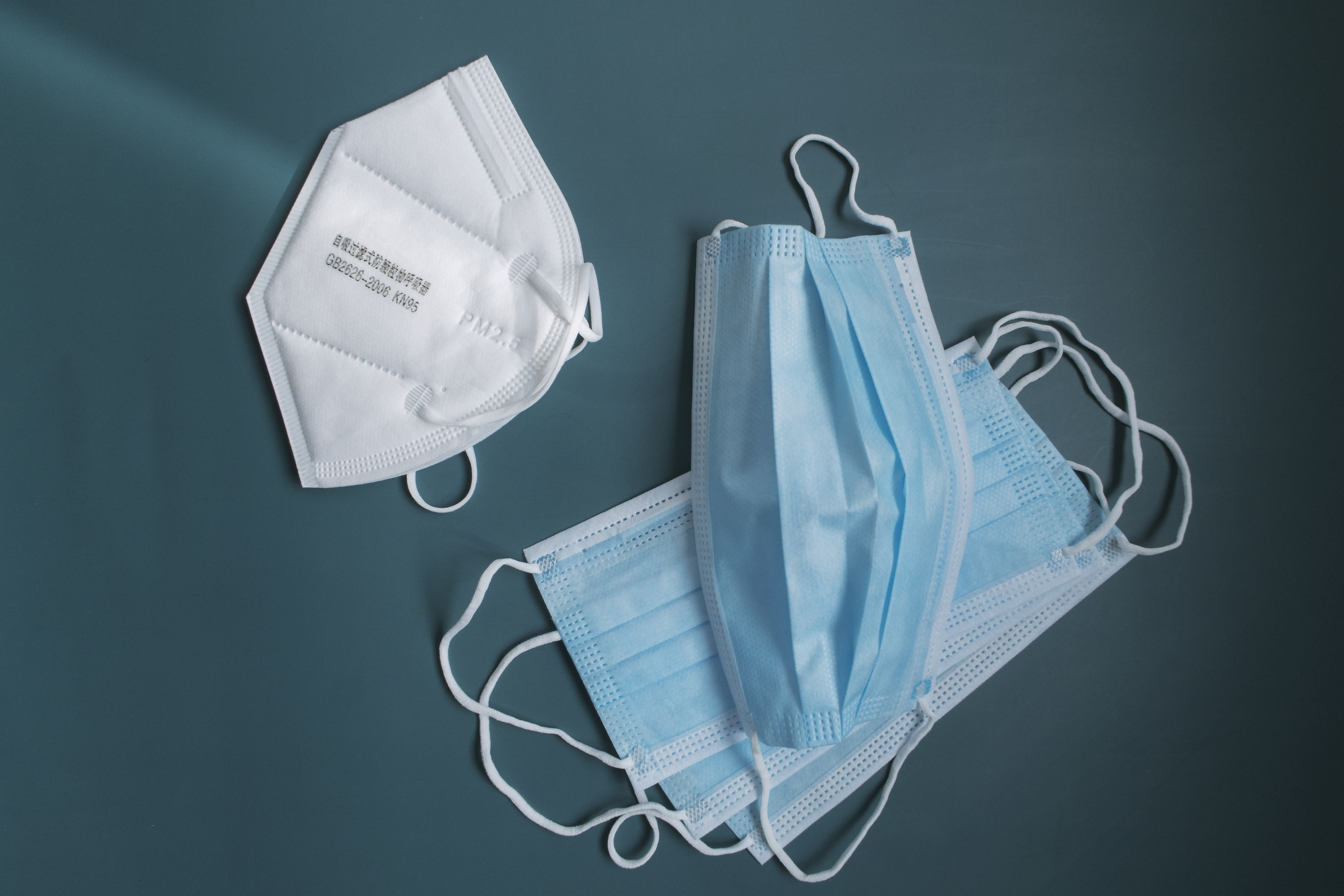 Omicron變種病毒在美國肆虐，美國疾病管制暨預防中心（CDC）正考慮更新口罩指南，建議民眾改配戴更具保護力的N95或KN95口罩。（示意圖，東方IC）