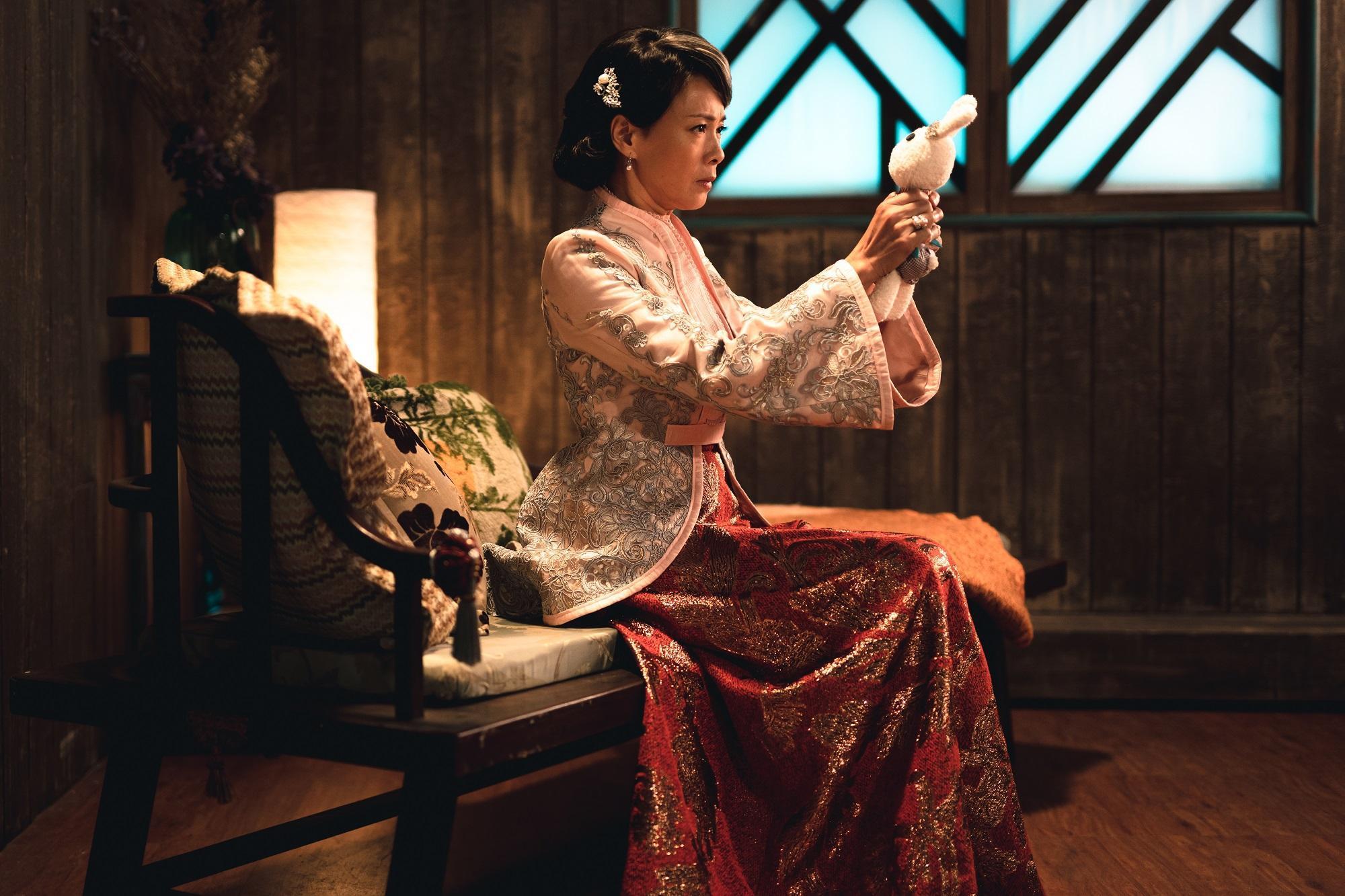 唐美雲團隊為柯淑勤量身訂製的戲服，從細節看得出用心。（民視提供）