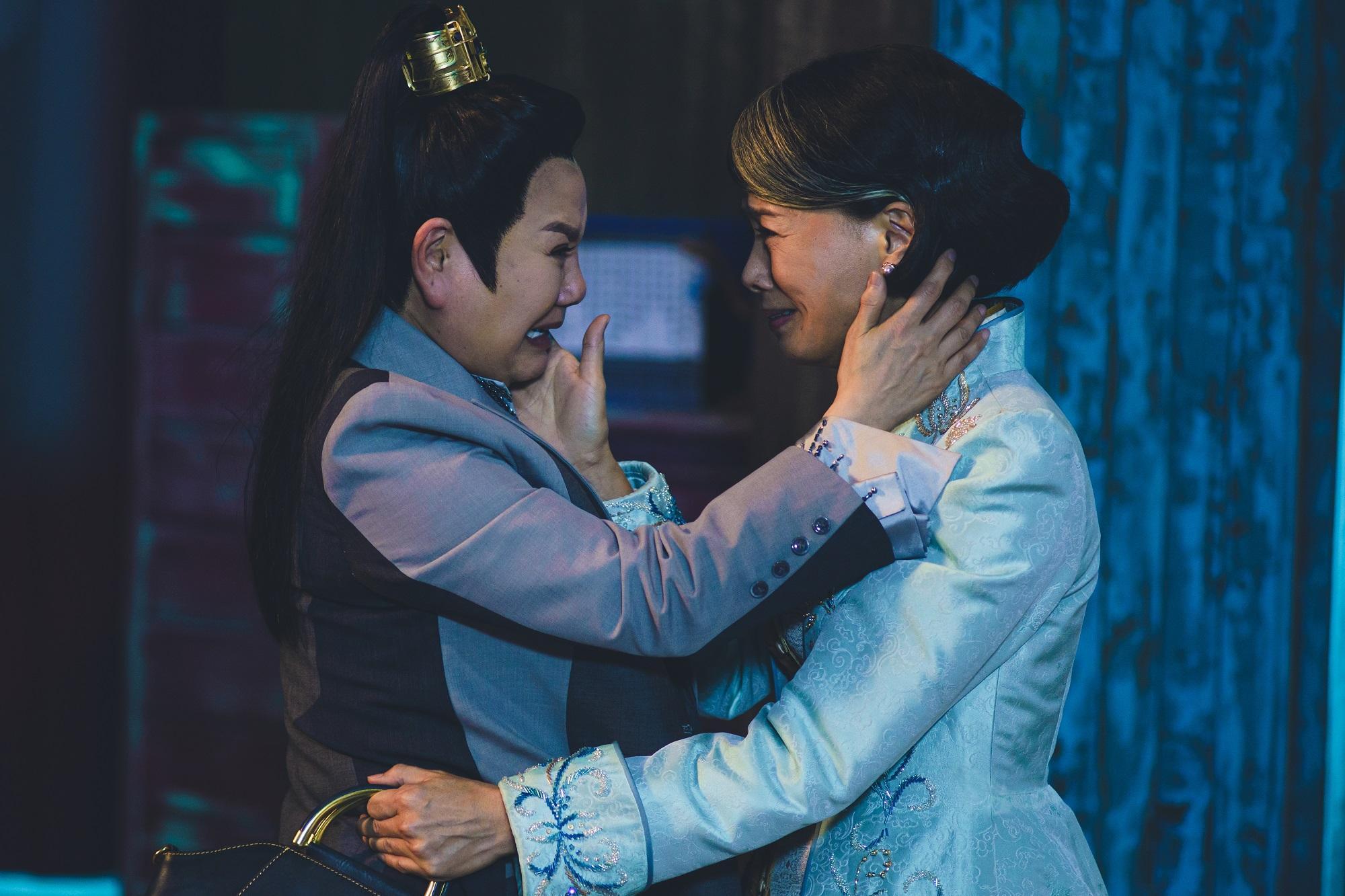 唐美雲（左）邀柯淑勤（右）參與《孟婆客棧》，2人有催淚的母子親情橋段。（民視提供）
