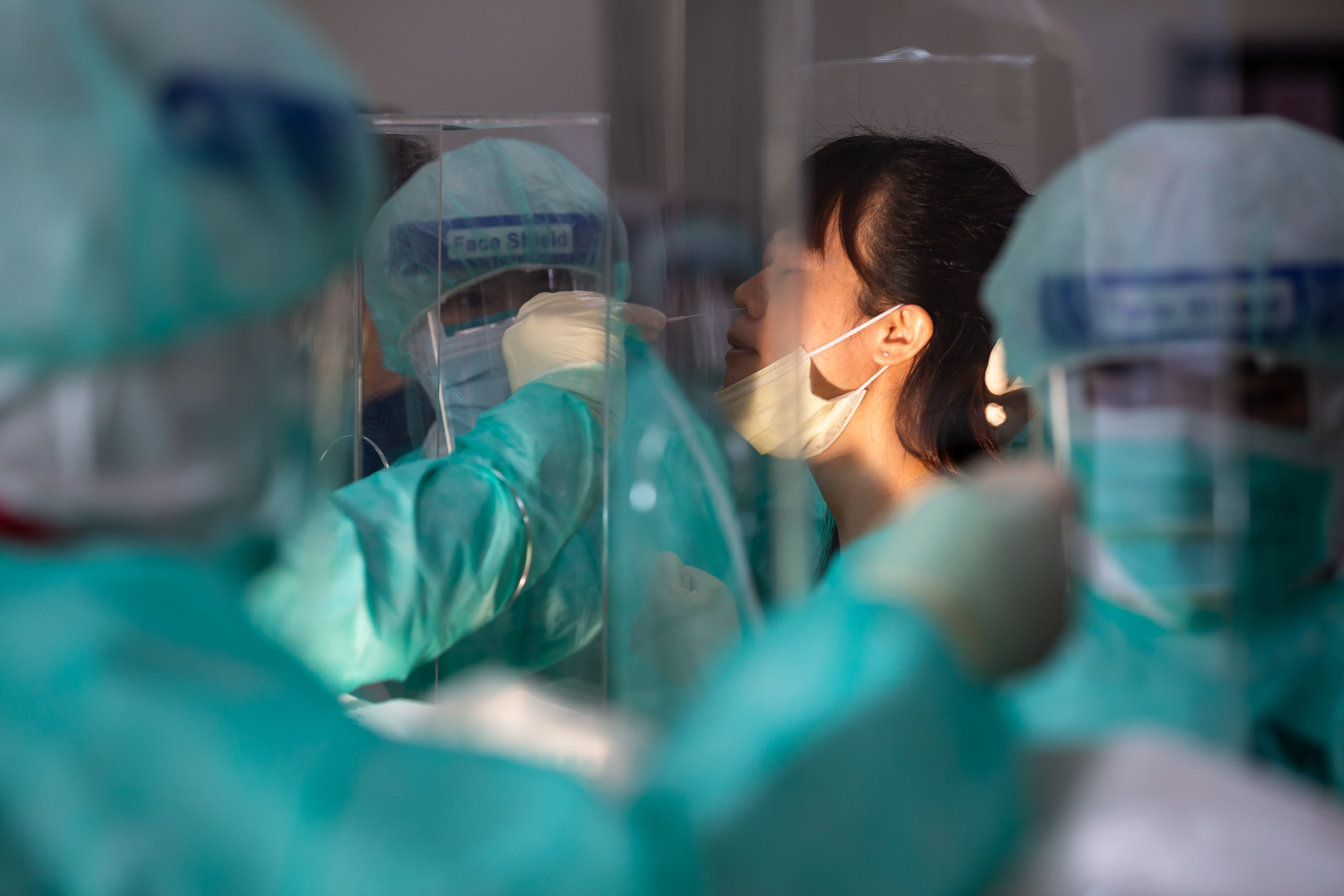 境外移入案例暴增，讓民眾對登機的陰性證明抱持懷疑態度，姜冠宇列出3點分析並稱「國外自篩不確實」。（示意圖，本刊資料照）