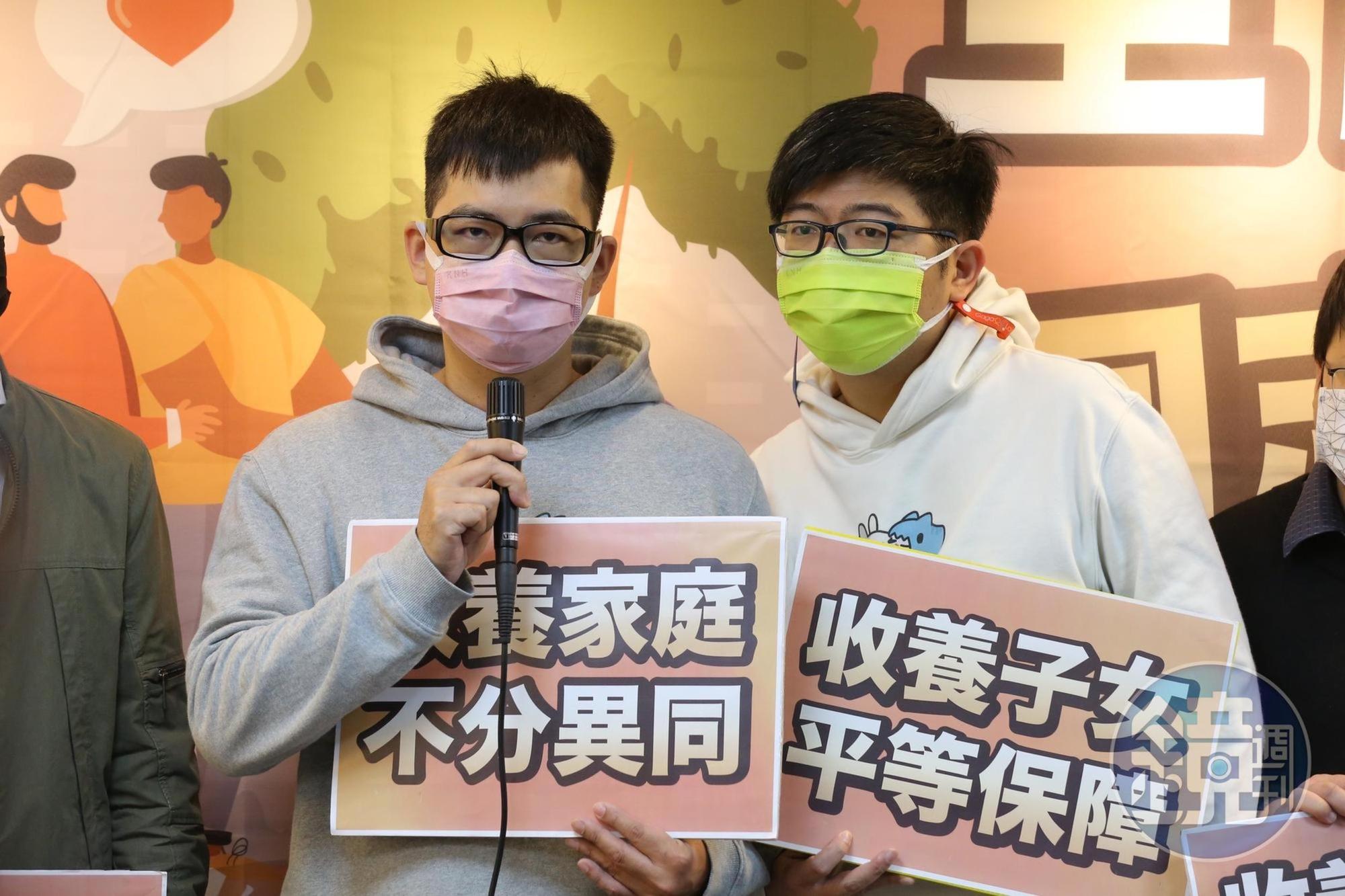 「圍爸喵爸」今日正式前往戶政事務所登記收養無血緣女兒。