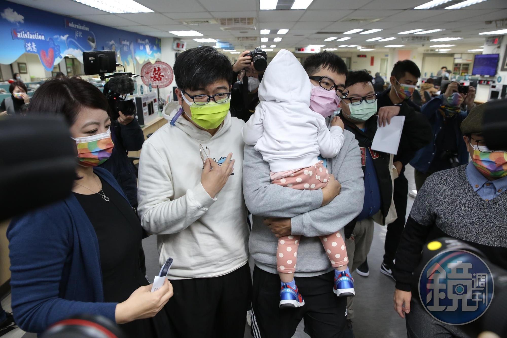 「圍爸喵爸」成為全台第一對同志無血緣收養家庭。