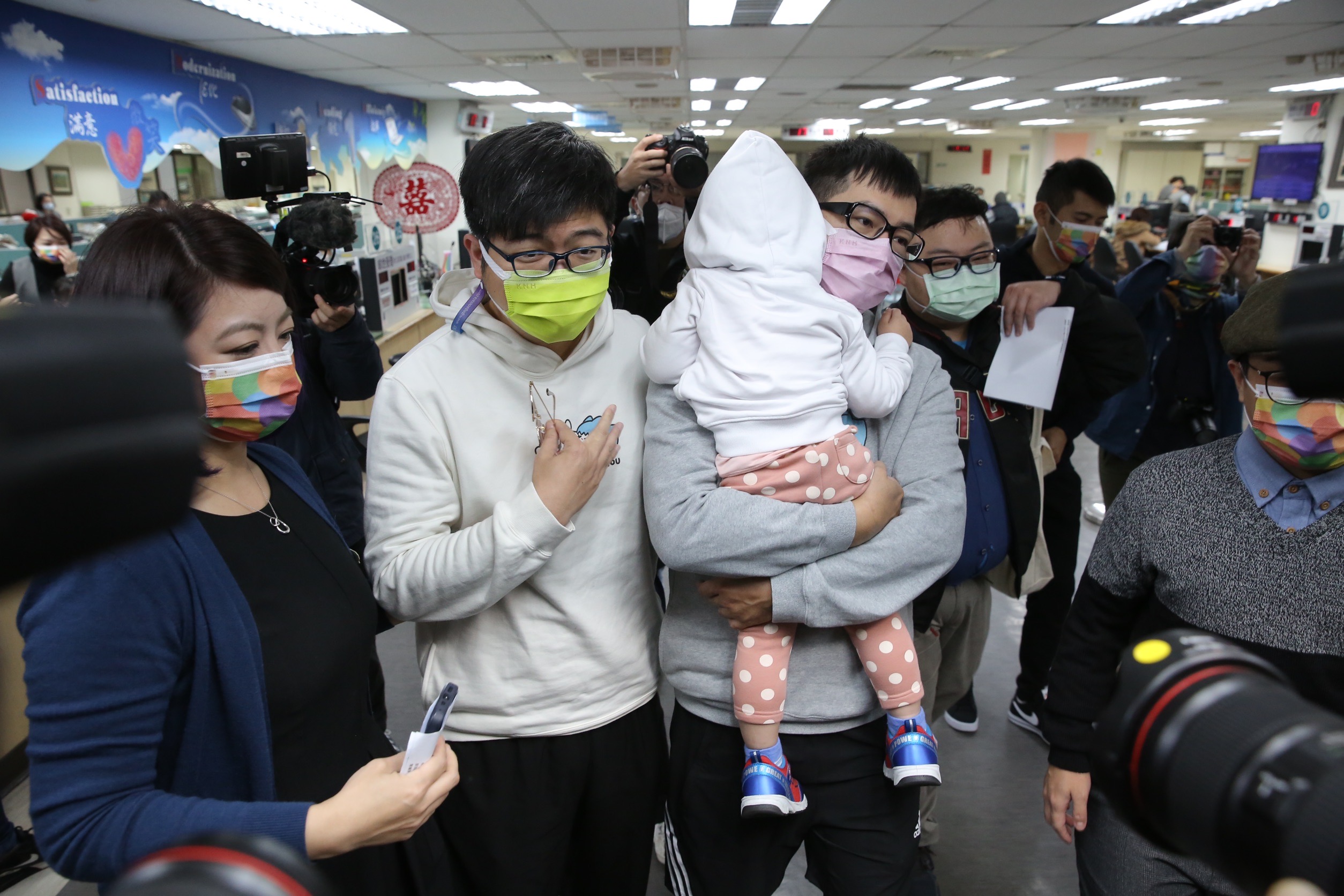 「圍爸喵爸」成為全台第一對同志無血緣收養家庭。