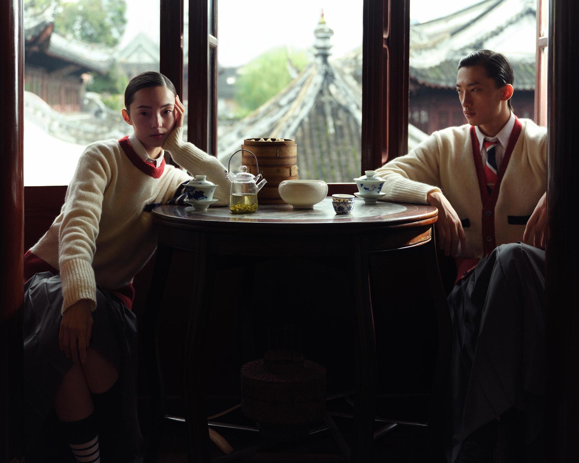 以制服為靈感來源的THOM BROWNE,攜手超模雎曉雯與余航,並找來新生代攝影師張家誠 Leslie Zhang 在上海拍攝新年廣告大片。(THOM BROWNE提供)