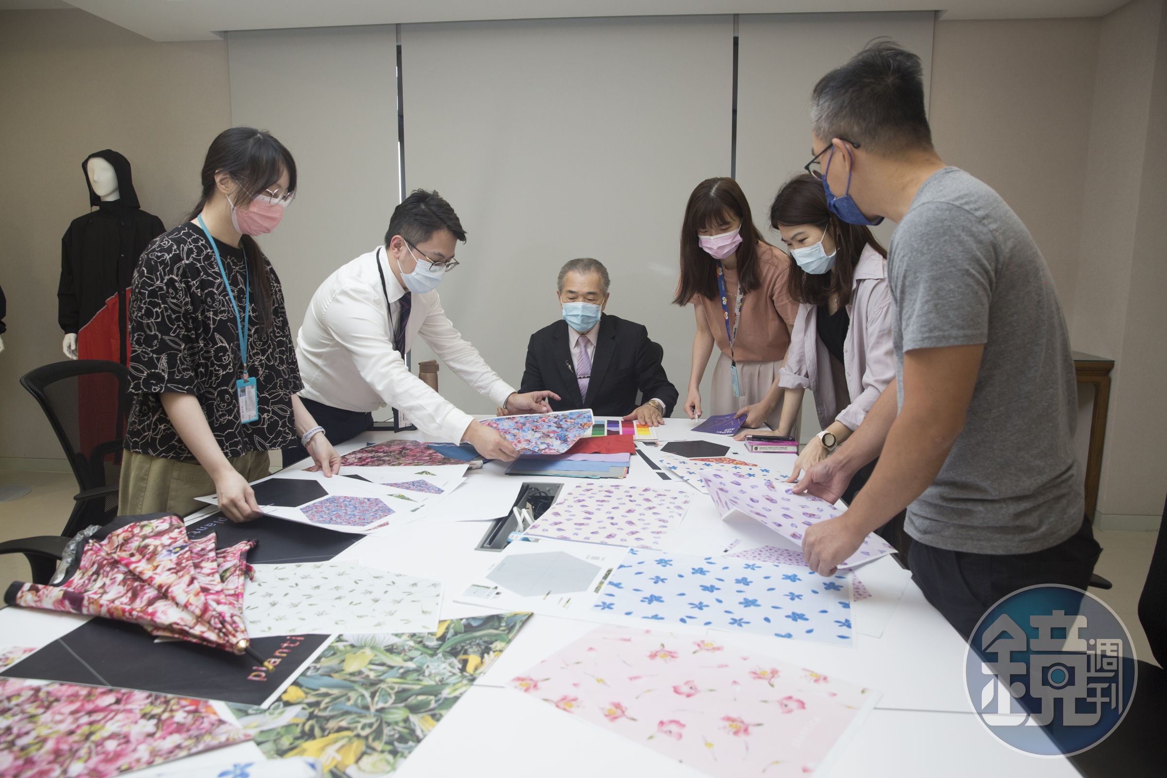 陳生宏（中）選貨眼光精準，每款雨傘從傘布花色挑選到設計搭配，都由他與大振豐團隊親自操刀，再交由協力廠製造生產。