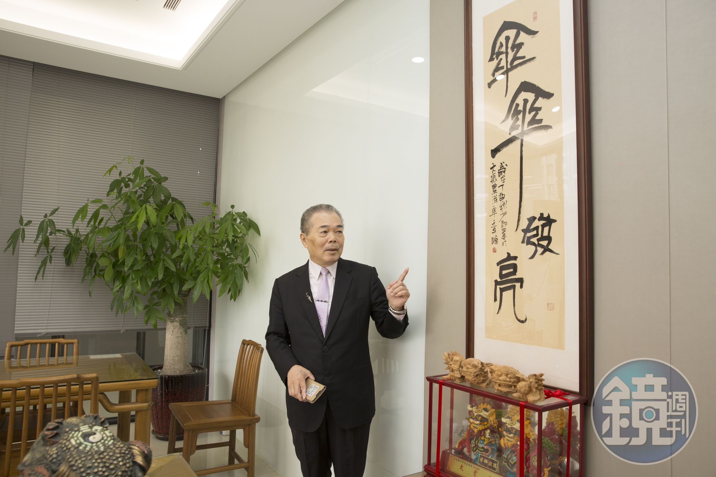 傘行學徒出身的陳生宏，44年前用10萬元創立大振豐洋傘，靠獨到選貨眼光與創新材料搭配，每年賣出100萬支傘，稱霸內銷傘王。