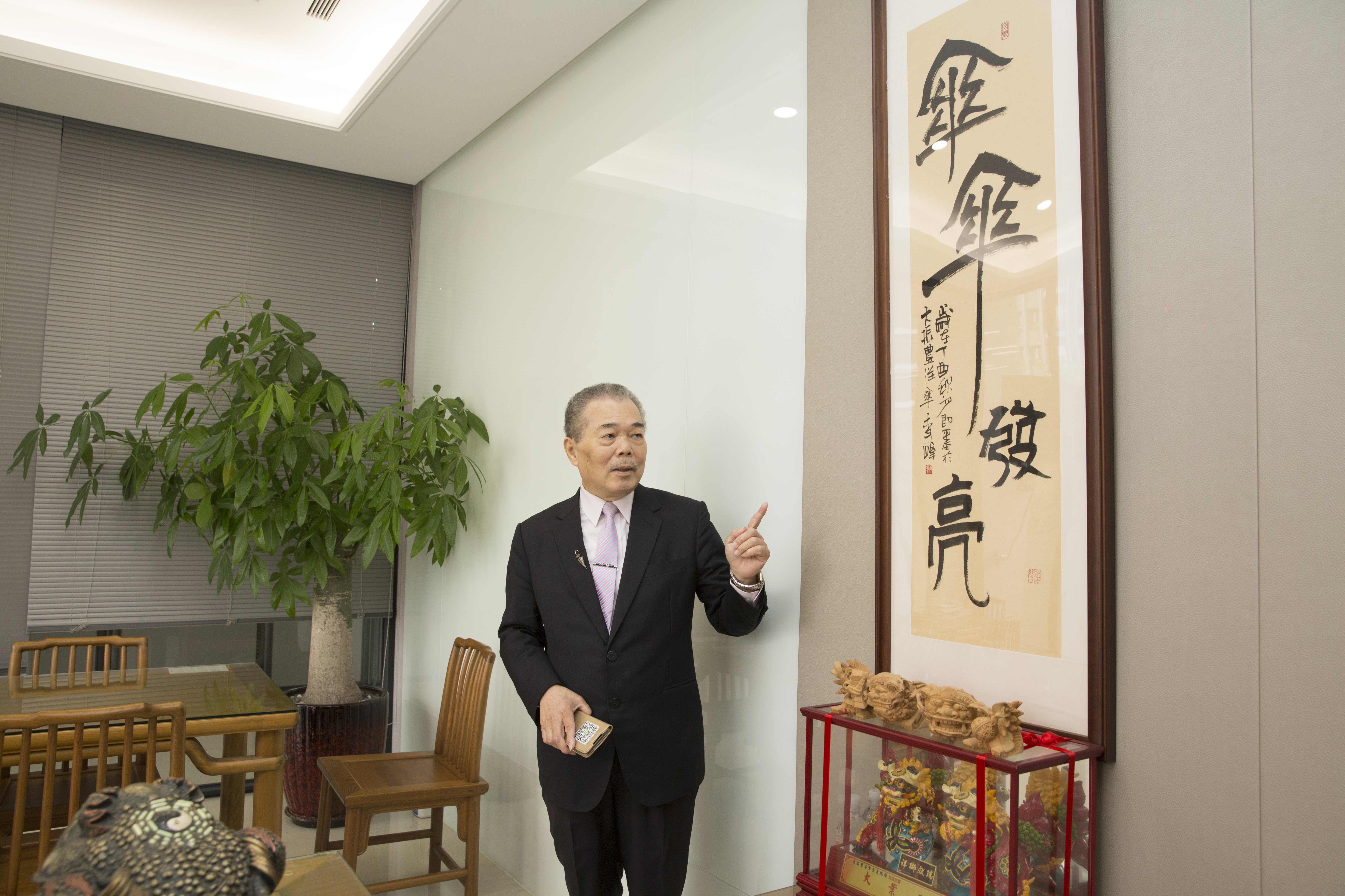 傘行學徒出身的陳生宏，44年前用10萬元創立大振豐洋傘，靠獨到選貨眼光與創新材料搭配，每年賣出100萬支傘，稱霸內銷傘王。