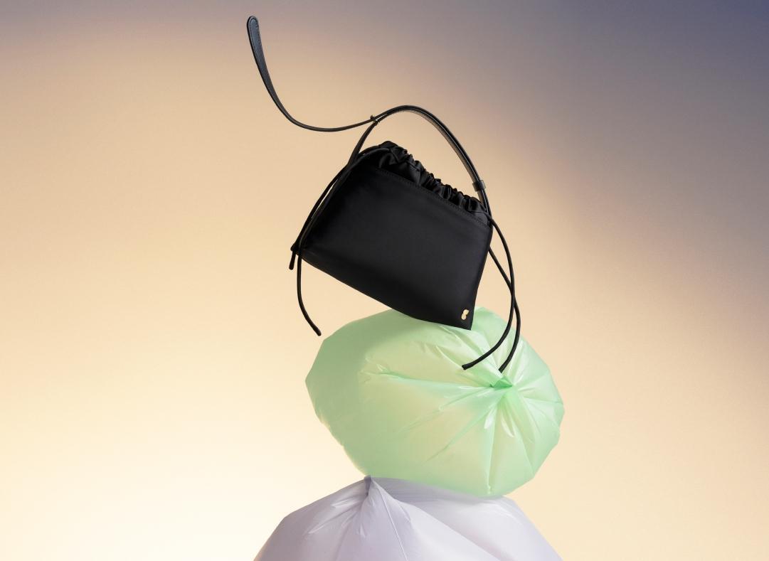 ”10 ARTIFACTS” 週年計畫，與多個品牌合作聯名，本次GOODIOUS 推出獨家販售的 Mini Drawstring Pouch 肩下包。（ARTIFACTS提供）