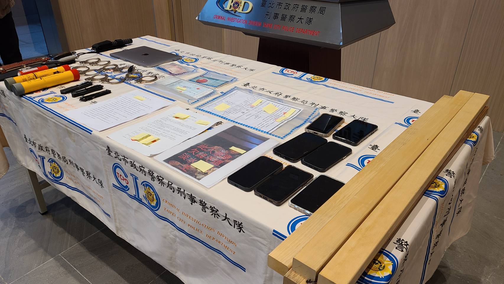 警方查扣手銬等證物。（翻攝畫面）