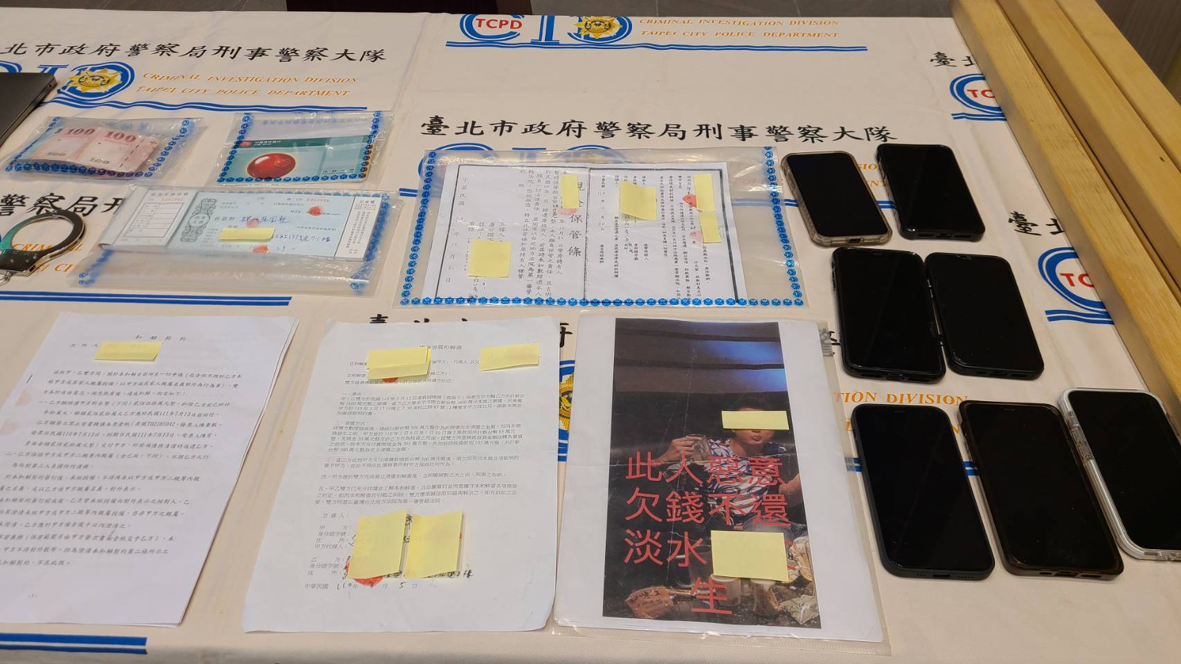警方查扣嫌犯張貼的欠錢不還廣告等證物。（翻攝畫面）