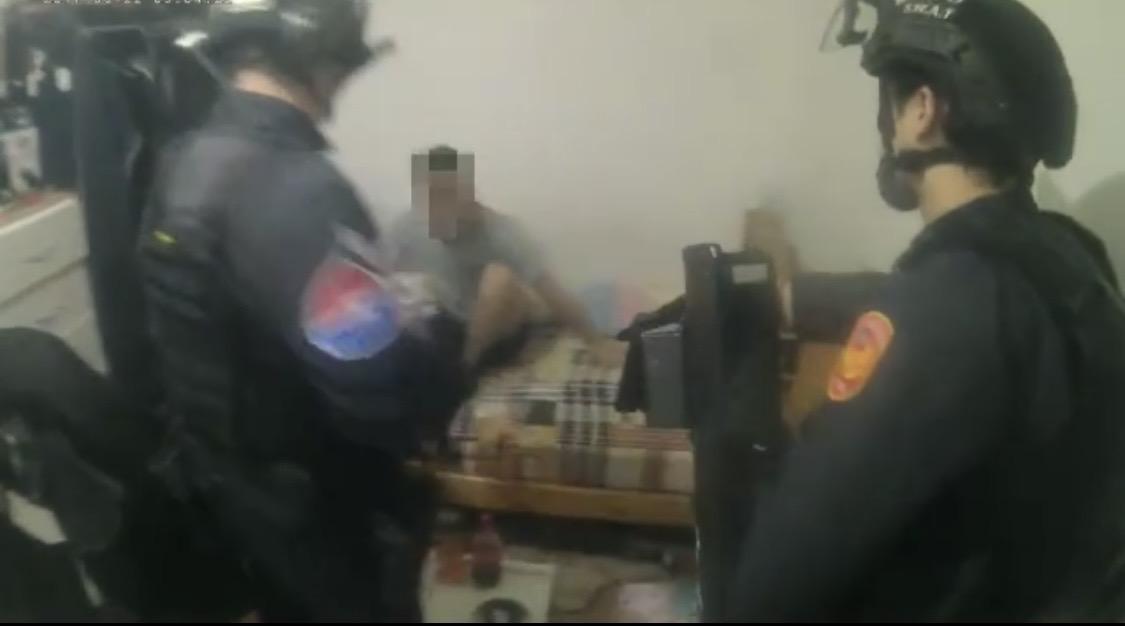 警方攻堅逮人。(翻攝畫面)