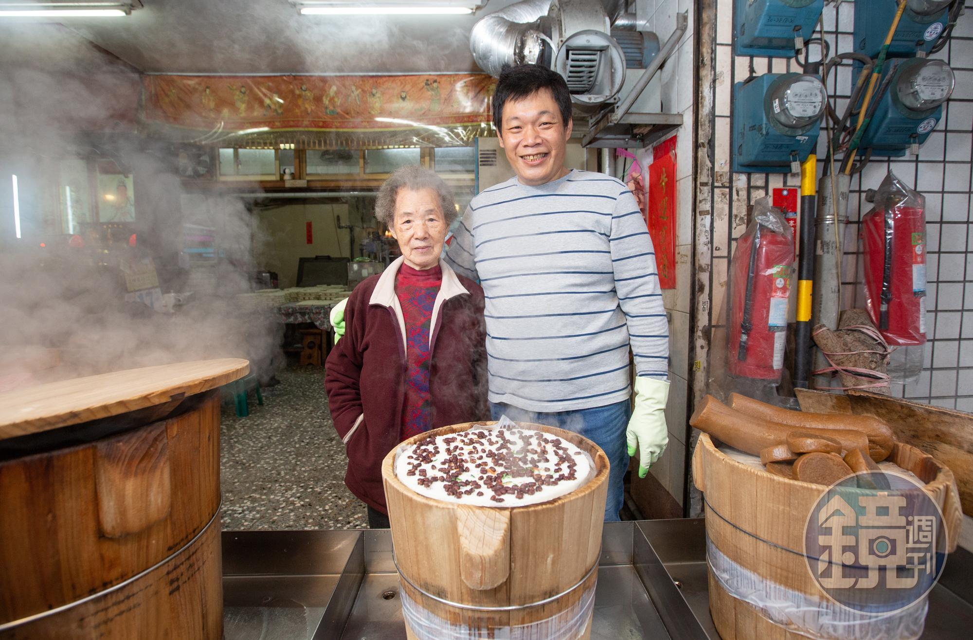 周翁領花（左）66年前從大陳島撤退來台，為了養家開店賣年糕，因為太辛苦，曾勸么兒周國良（右）別再做這一行。