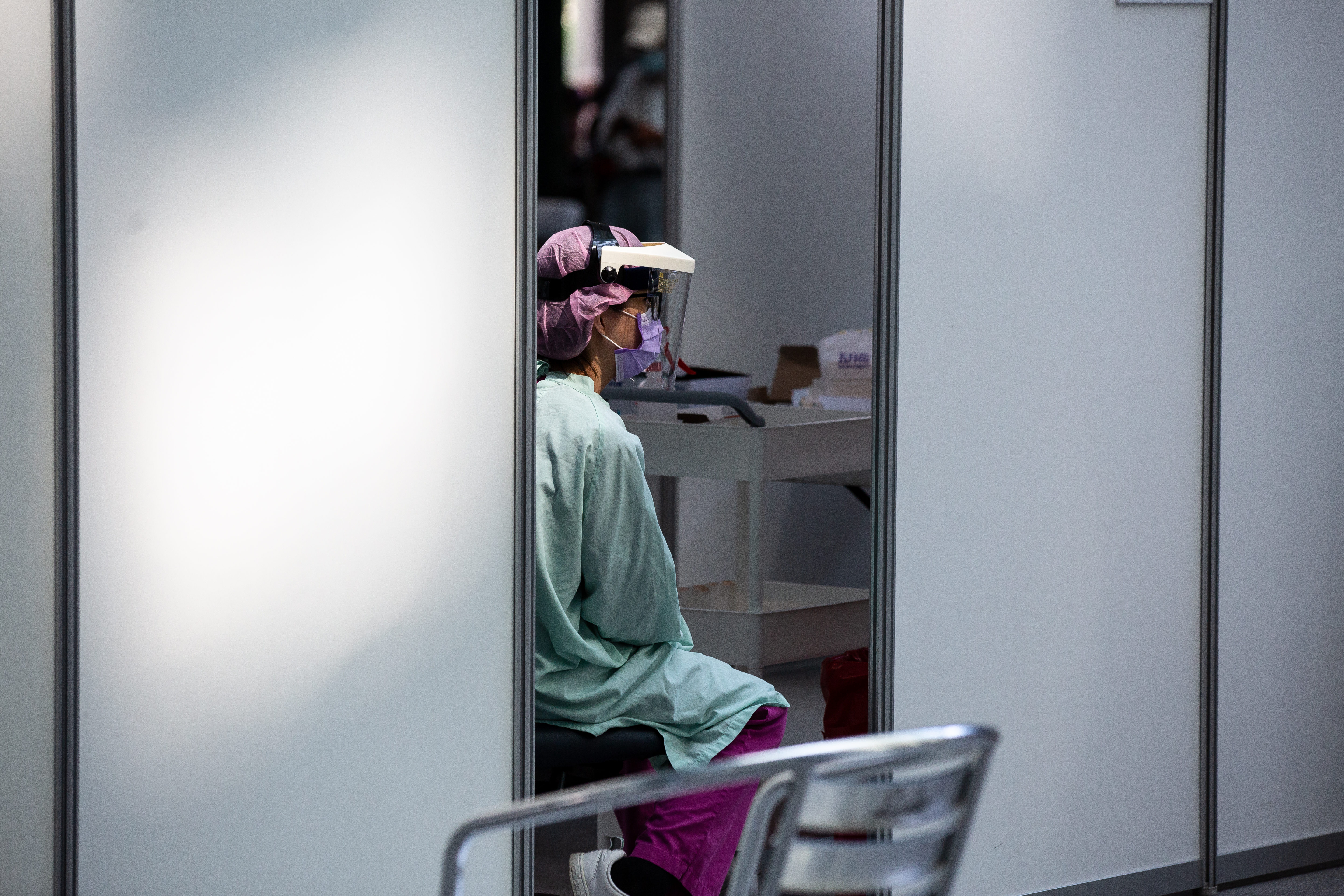 醫護人員近年因疫情忙到爆炸，除了有部分人要幫忙大量打疫苗外，還有一部分要照護急速增加的境外移入確診者；非新聞當事人。（本刊資料照）