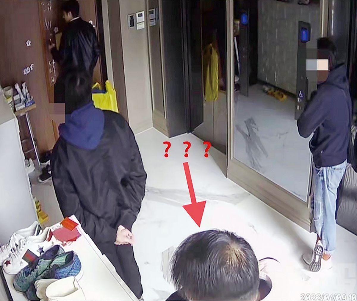 李靚蕾豪宅家門口與電梯間，放置不少私家鞋，其中一雙Gucci小白鞋最顯眼。（翻攝自李靚蕾IG）