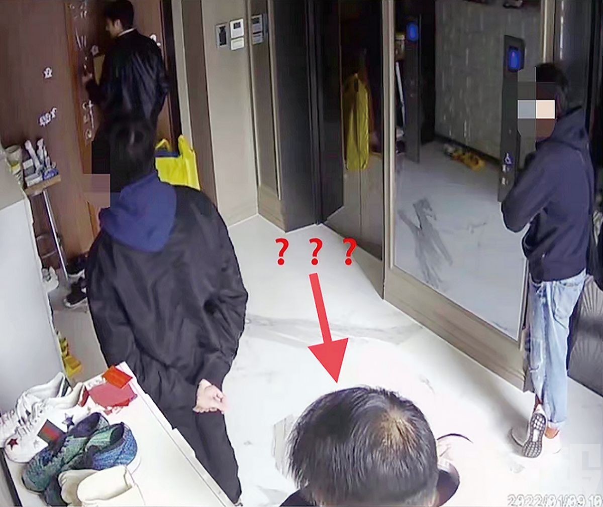 李靚蕾豪宅家門口與電梯間，放置不少私家鞋，其中一雙Gucci小白鞋最顯眼。（翻攝自李靚蕾IG）