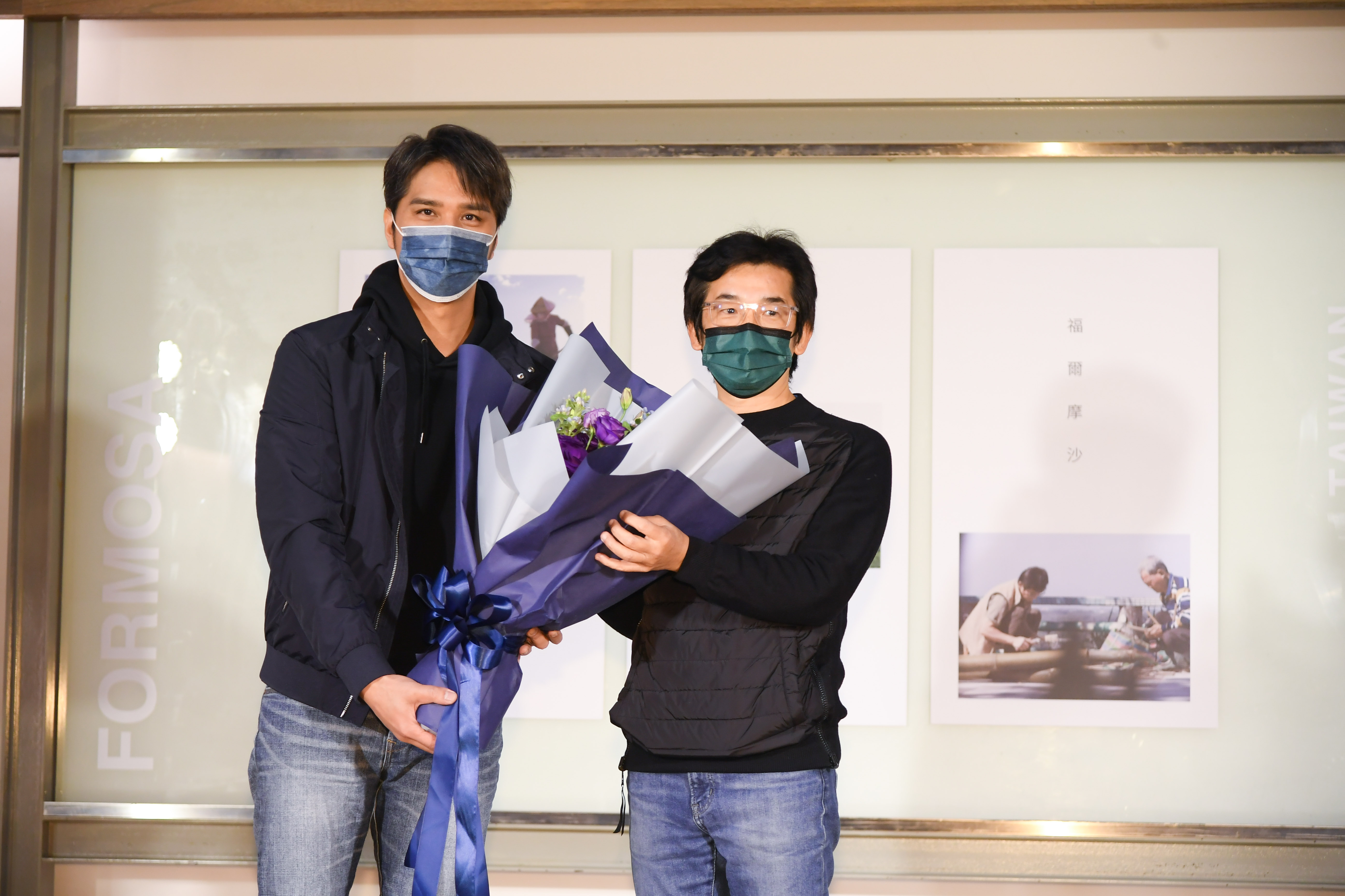 魏德聖（右）斜槓成為行腳節目主持人，在三立開了新節目《導讀台灣》，好友馬志翔特來獻花。（三立提供）