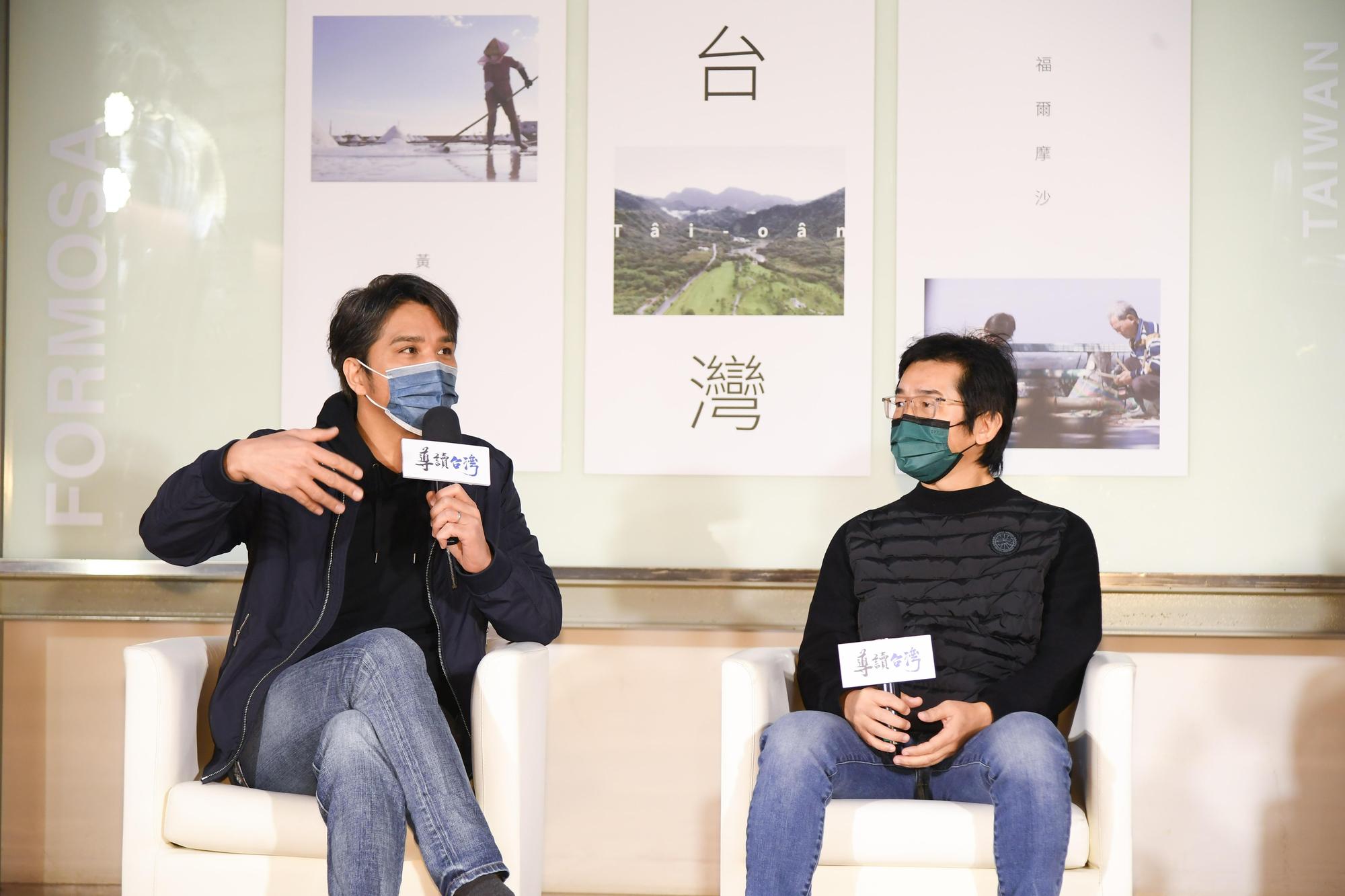 馬志翔（左）自慚身為原住民，還沒有魏德聖對台灣史來得了解，魏德聖也打趣：「3個月後換你主持。」（三立提供）