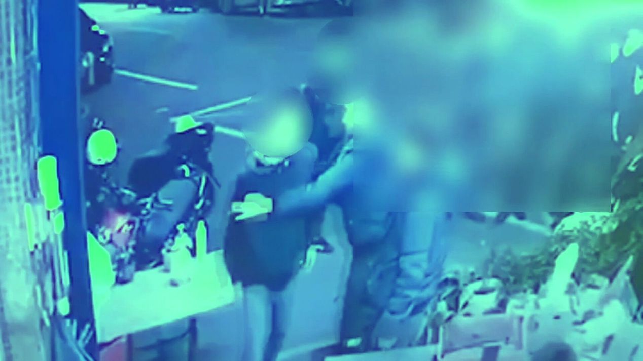 一名父親不滿14歲女兒與異性交往，將對方砍到小指斷裂。（翻攝畫面）