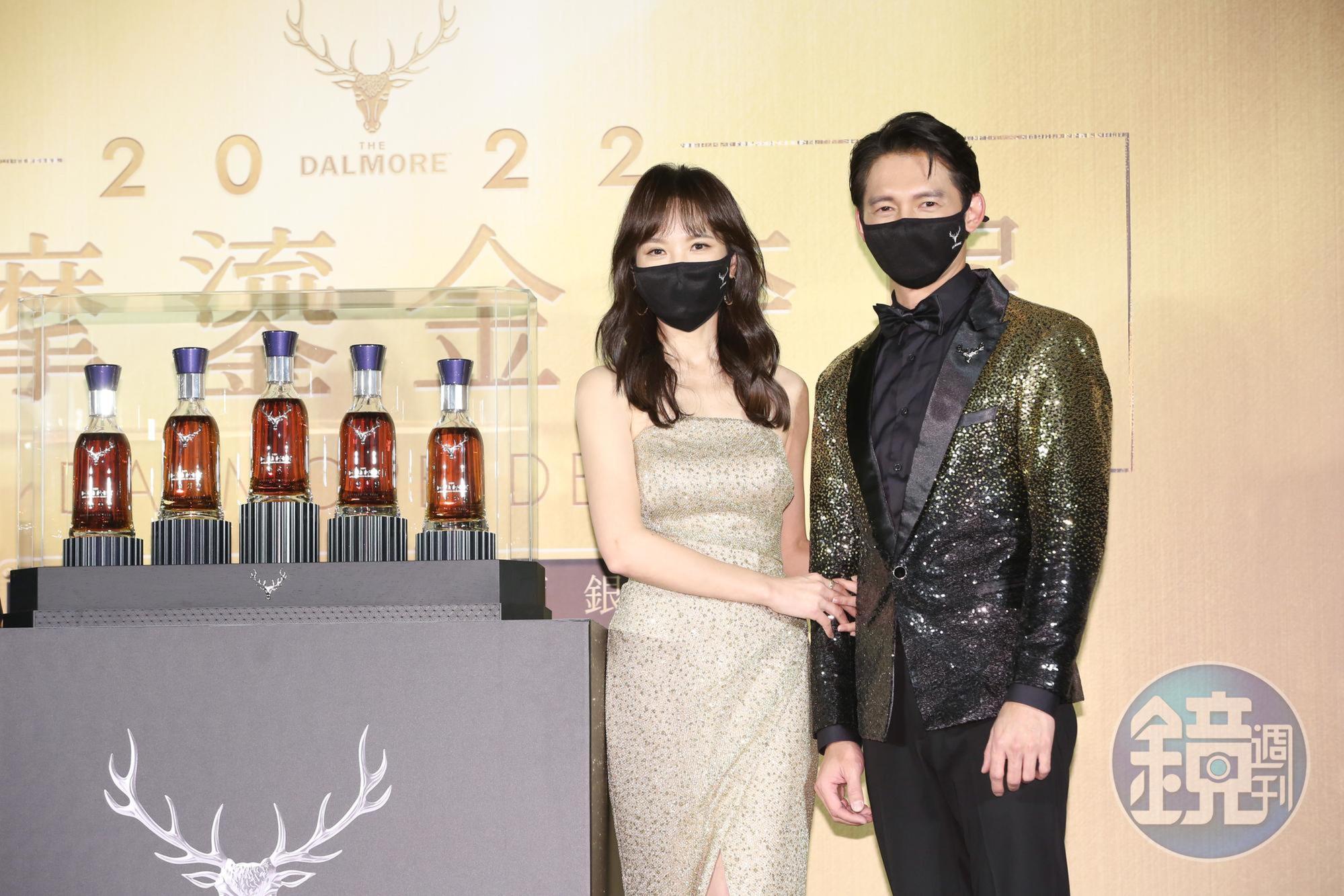 天心和溫昇豪分享品酒心得。