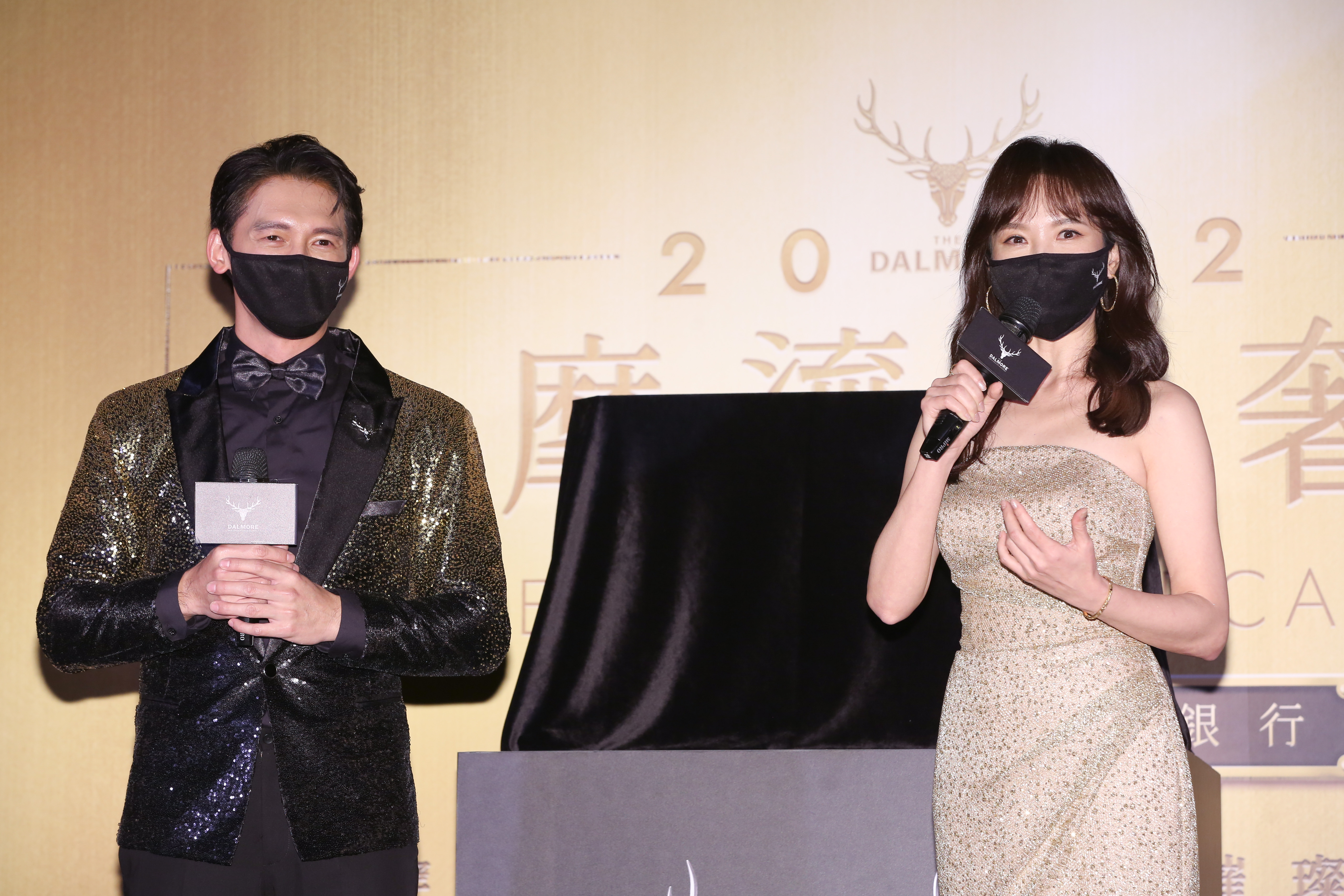 天心和溫昇豪為酒商站台。