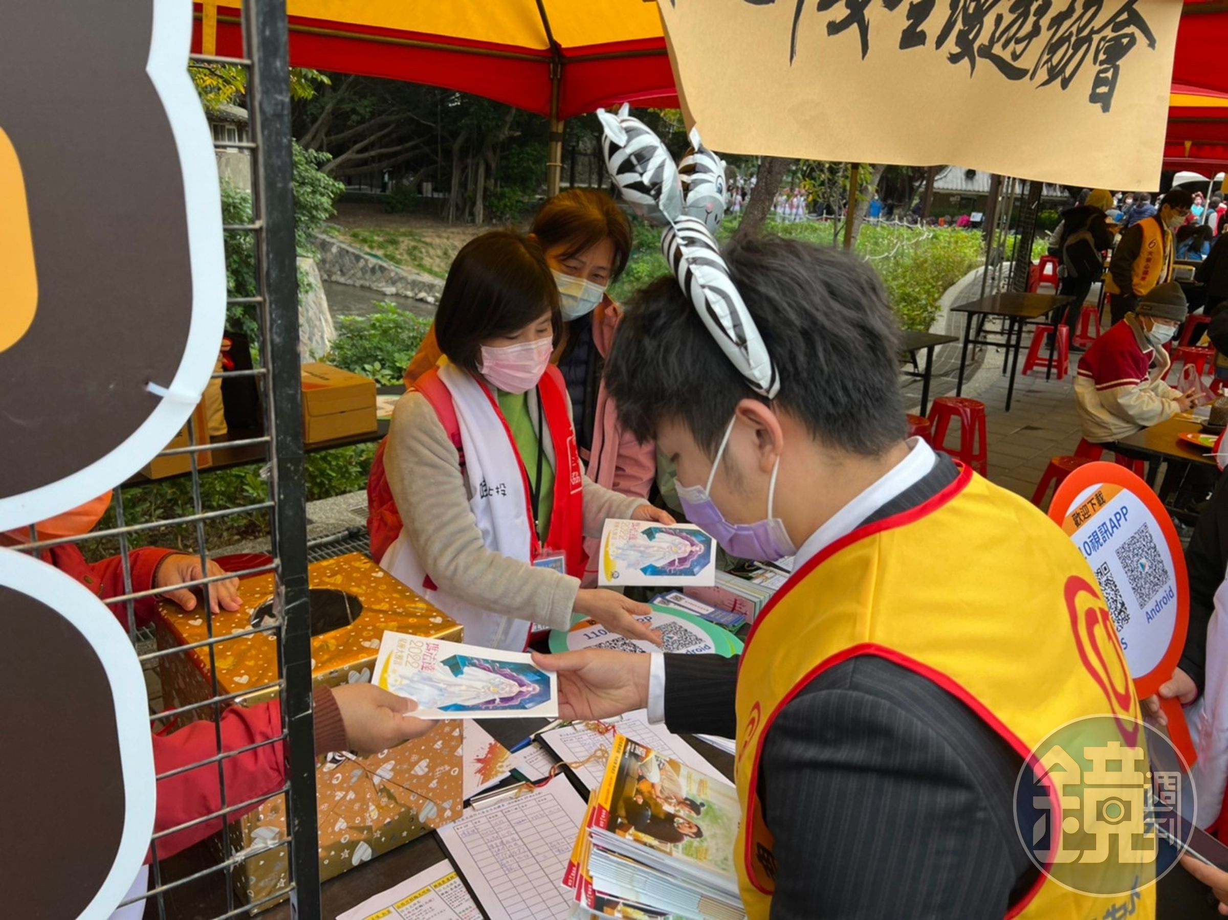 永慶房屋贊助北投社區大學成果展所需帳篷，並贈送造型氣球及瑪法達年曆，與民眾一起同樂。