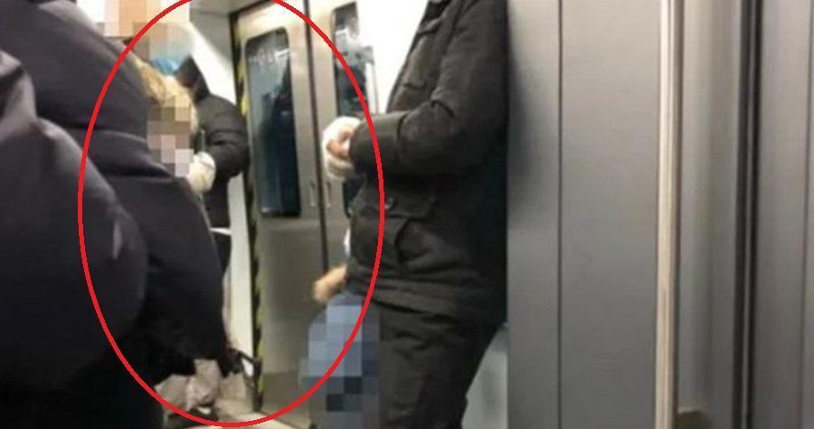 媽媽在車廂內當眾逼兒子下跪,引來眾人側目。(翻攝微博)