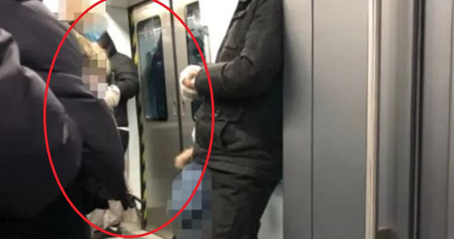 媽媽在車廂內當眾逼兒子下跪，引來眾人側目。（翻攝微博）