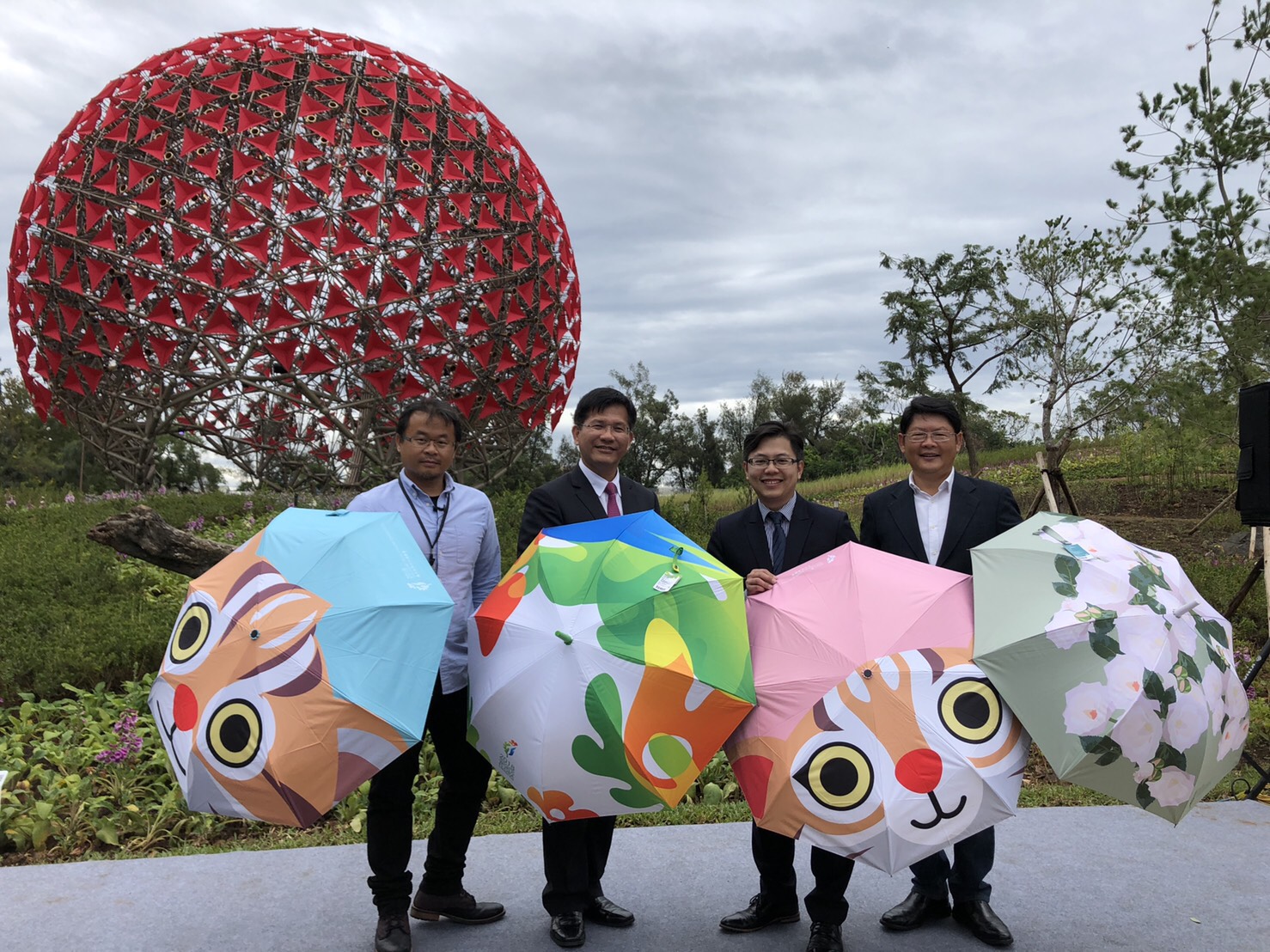 大振豐幫台中花博后里森林園區設計「為石虎撐起一把保護傘」客製商品。