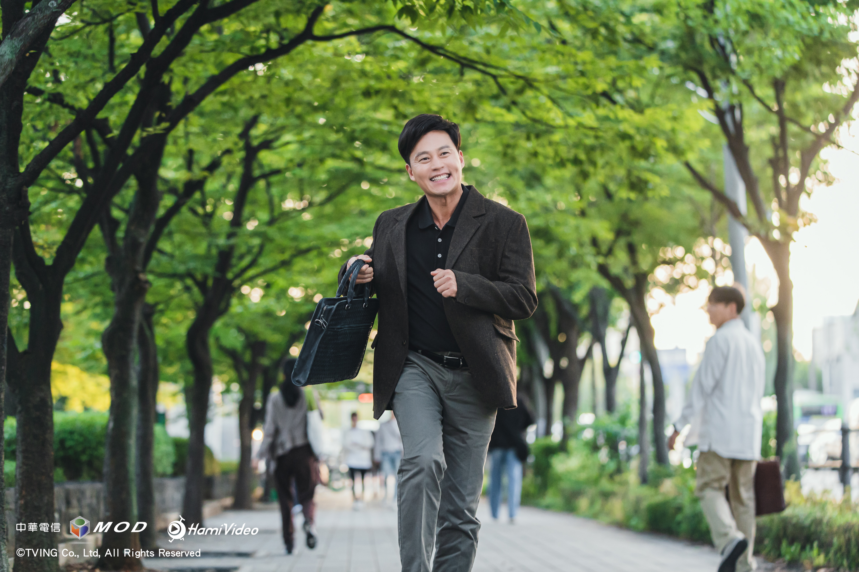 李瑞鎮在《內科朴院長》飾演戴假髮的朴院長，無論遇到什麼事都不會將假髮拿掉。（愛爾達電視提供）