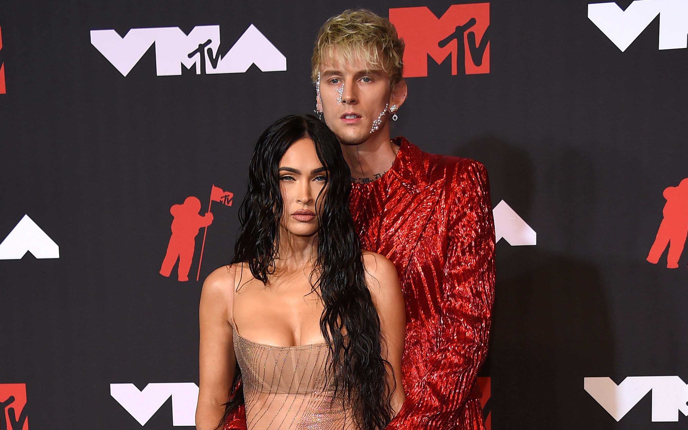 梅根福克斯（左）、機關槍凱利（右）每次一起亮相時，總是誇張到不行，如今傳出好消息並不意外。（東方IC）