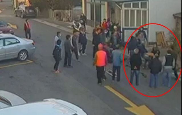 監視器畫面顯示，一群火爆阿北圍住陳男拳打腳踢。（警方提供）