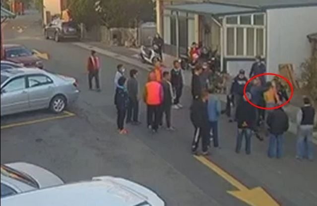 監視器畫面顯示，陳男被圍住，遭老先生們掌摑。（警方提供）