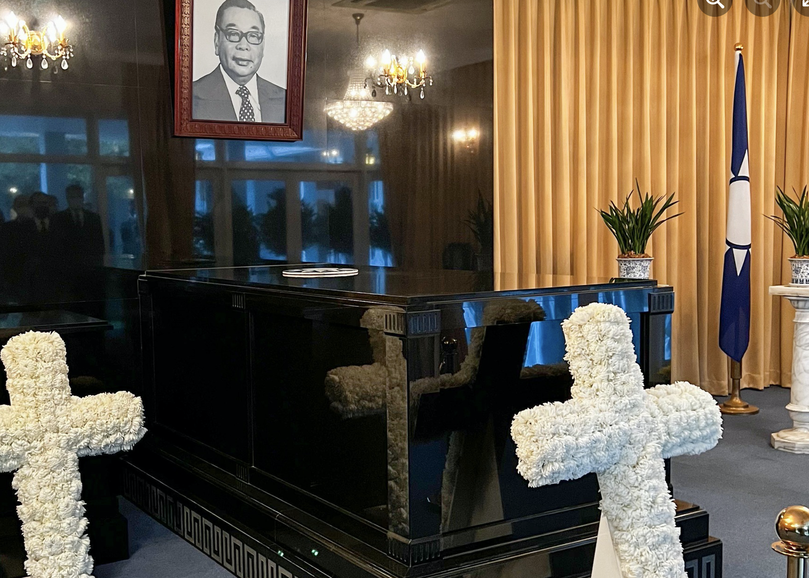 前總統蔣經國昨(13)日逝世34週年,許多政治人物發文、獻花追思。(翻攝馬英九臉書)