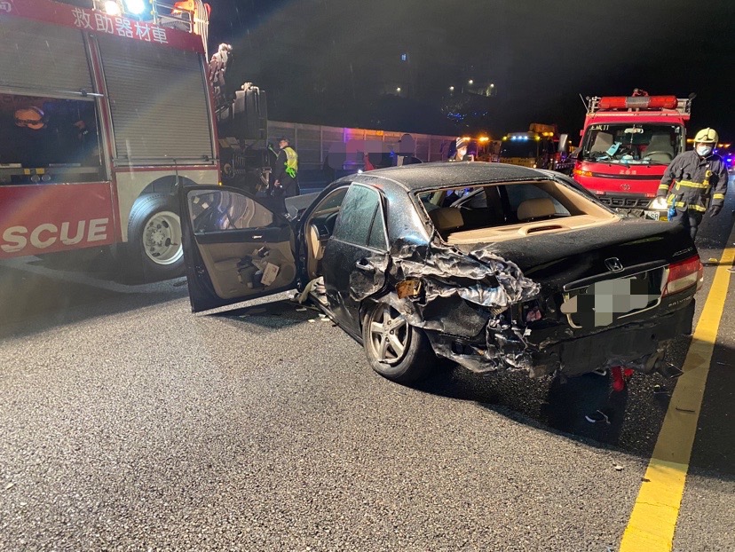 詹男車輛遭2次撞擊嚴重變形。（警方提供）