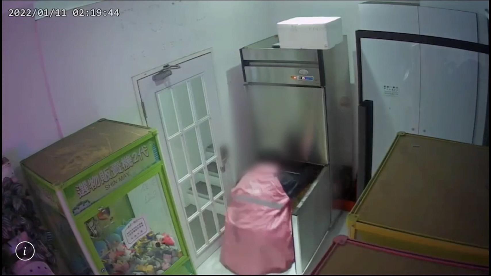 男子半夜潛入，從冰箱搬走10條、約重30公斤的叉燒肉。（警方提供）