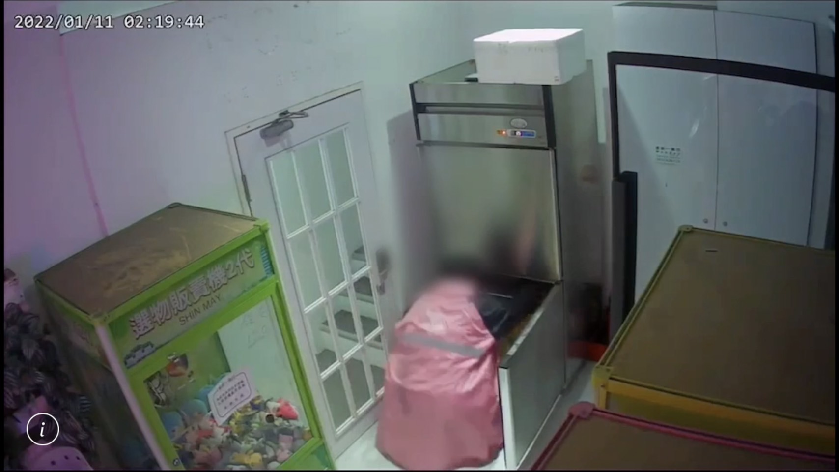 男子半夜潛入，從冰箱搬走10條、約重30公斤的叉燒肉。（警方提供）