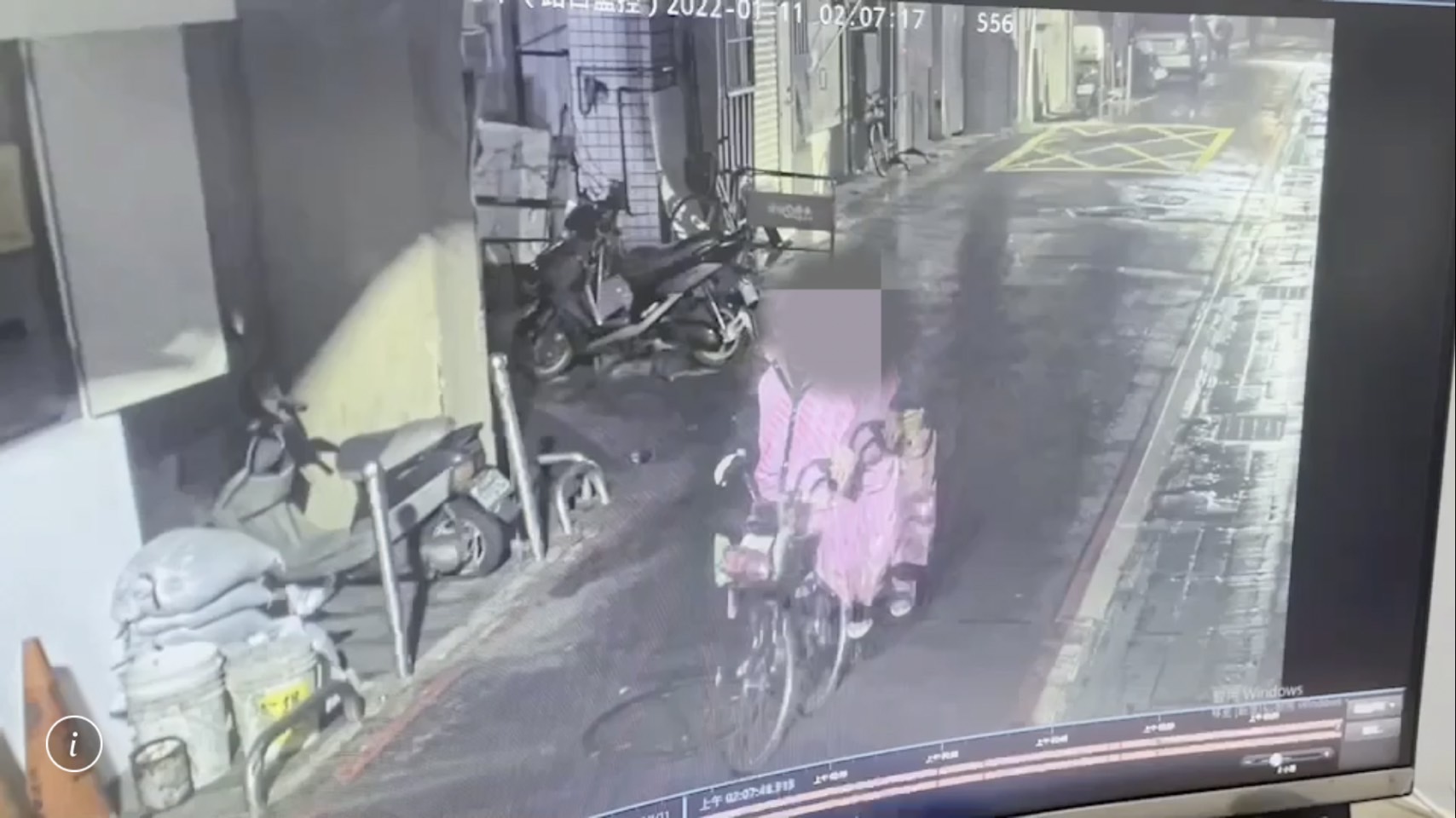 男子得手後,騎腳踏車離開現場。(警方提供)