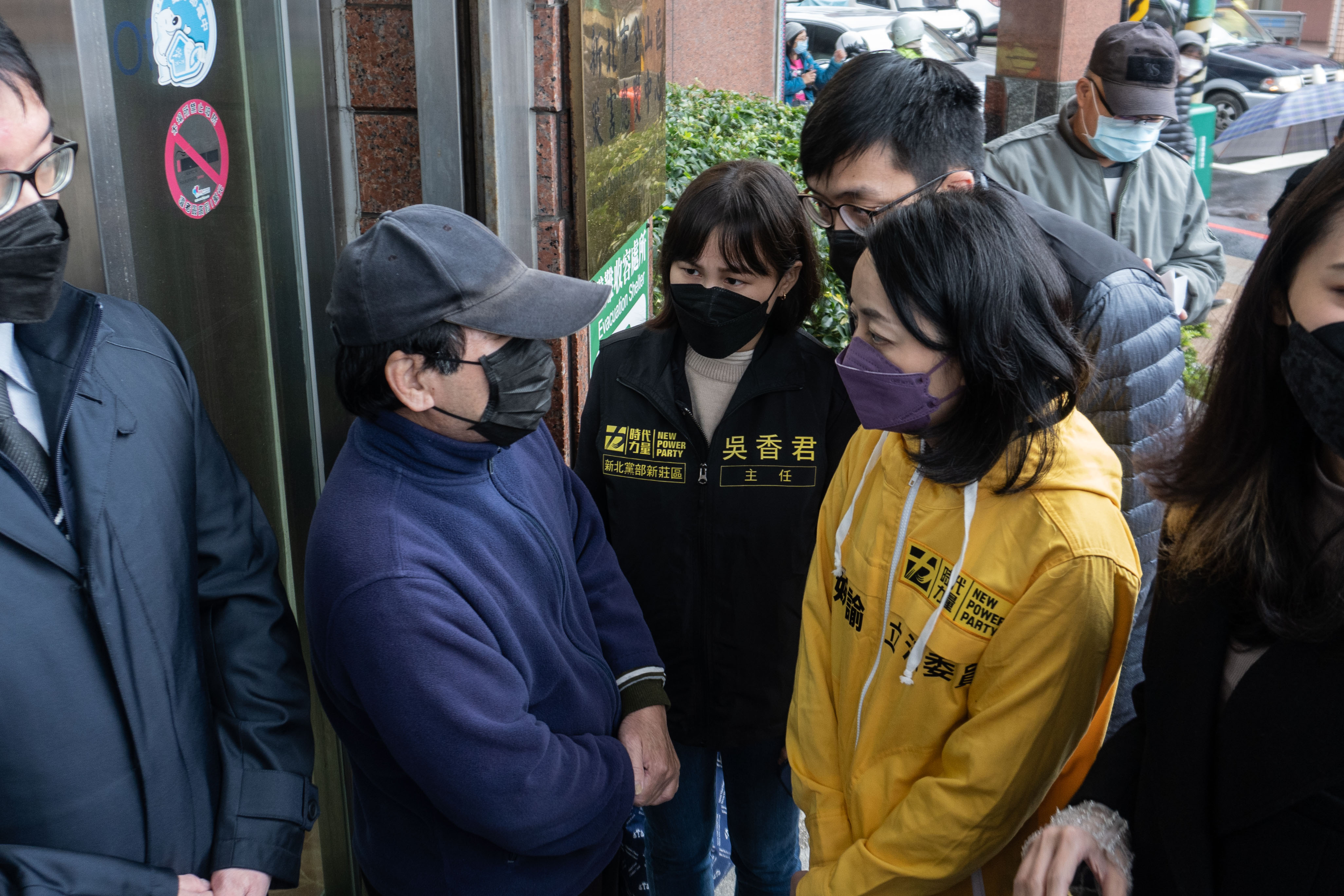 立委王婉諭（黃衣者）偕同陳嘉緯家人和律師，前往金山區公所遞交國賠申請書。（王婉諭辦公室提供）