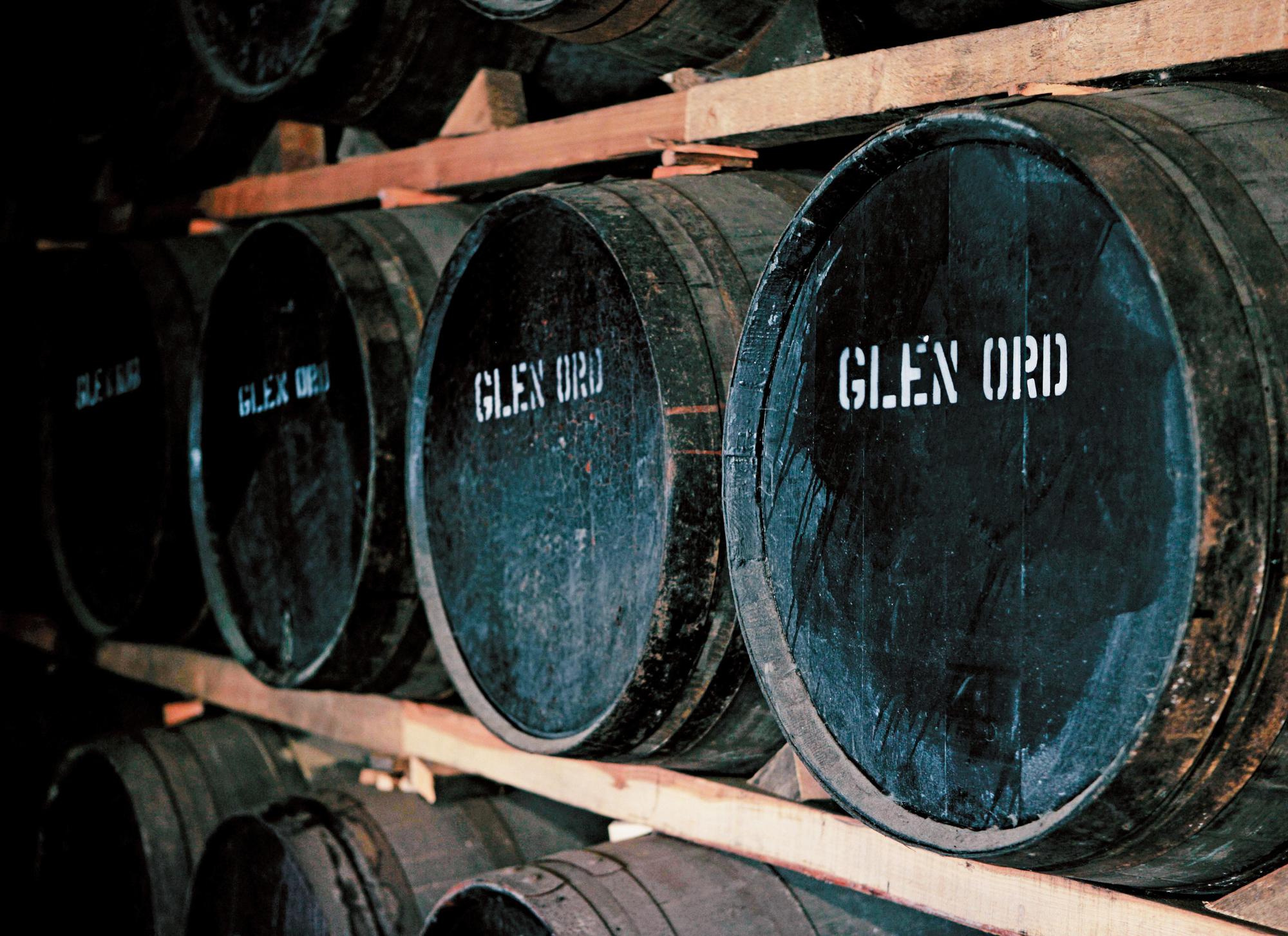 酒窖酒桶上有著GLEN ORD字樣。