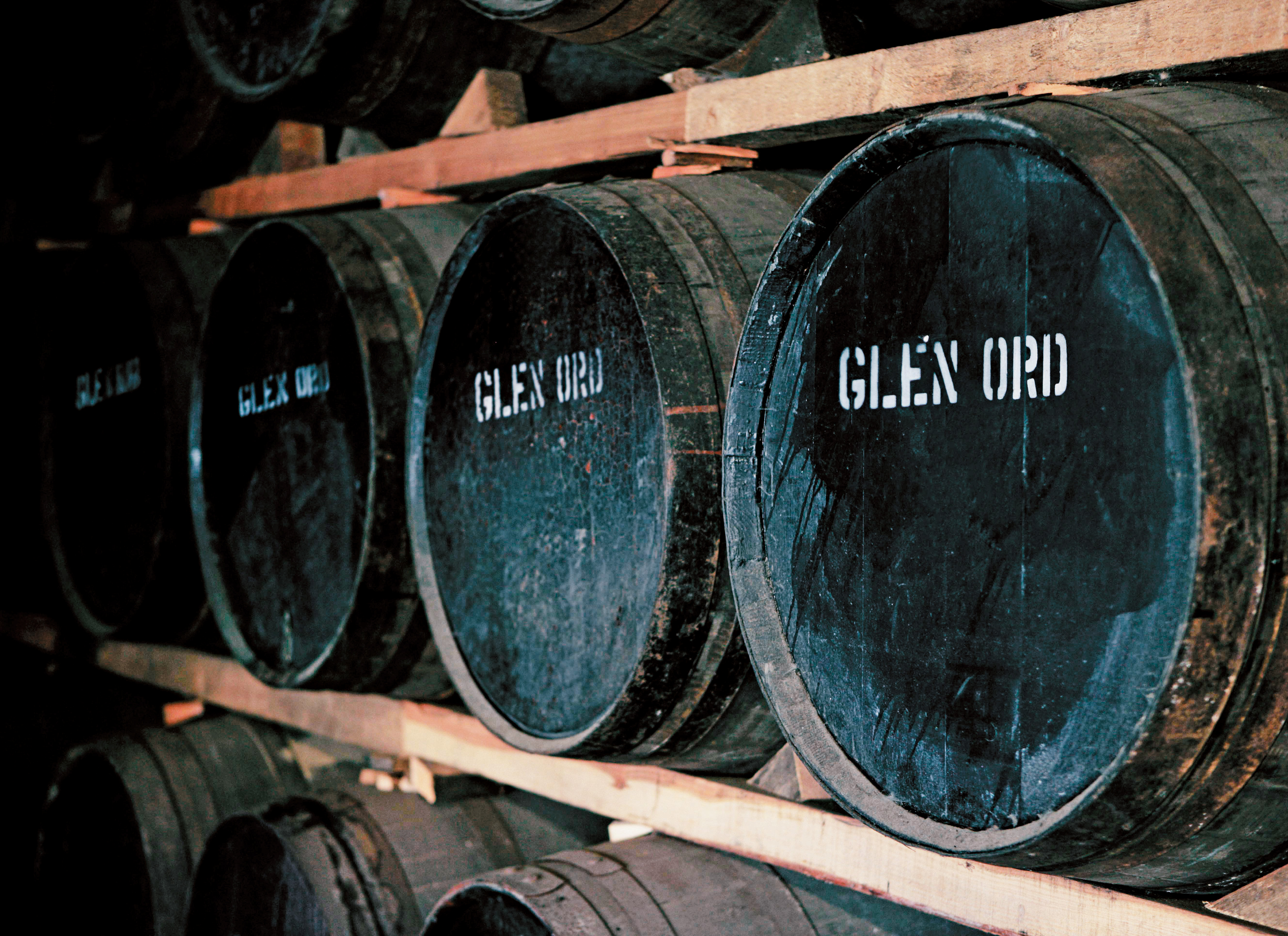 酒窖酒桶上有著GLEN ORD字樣。