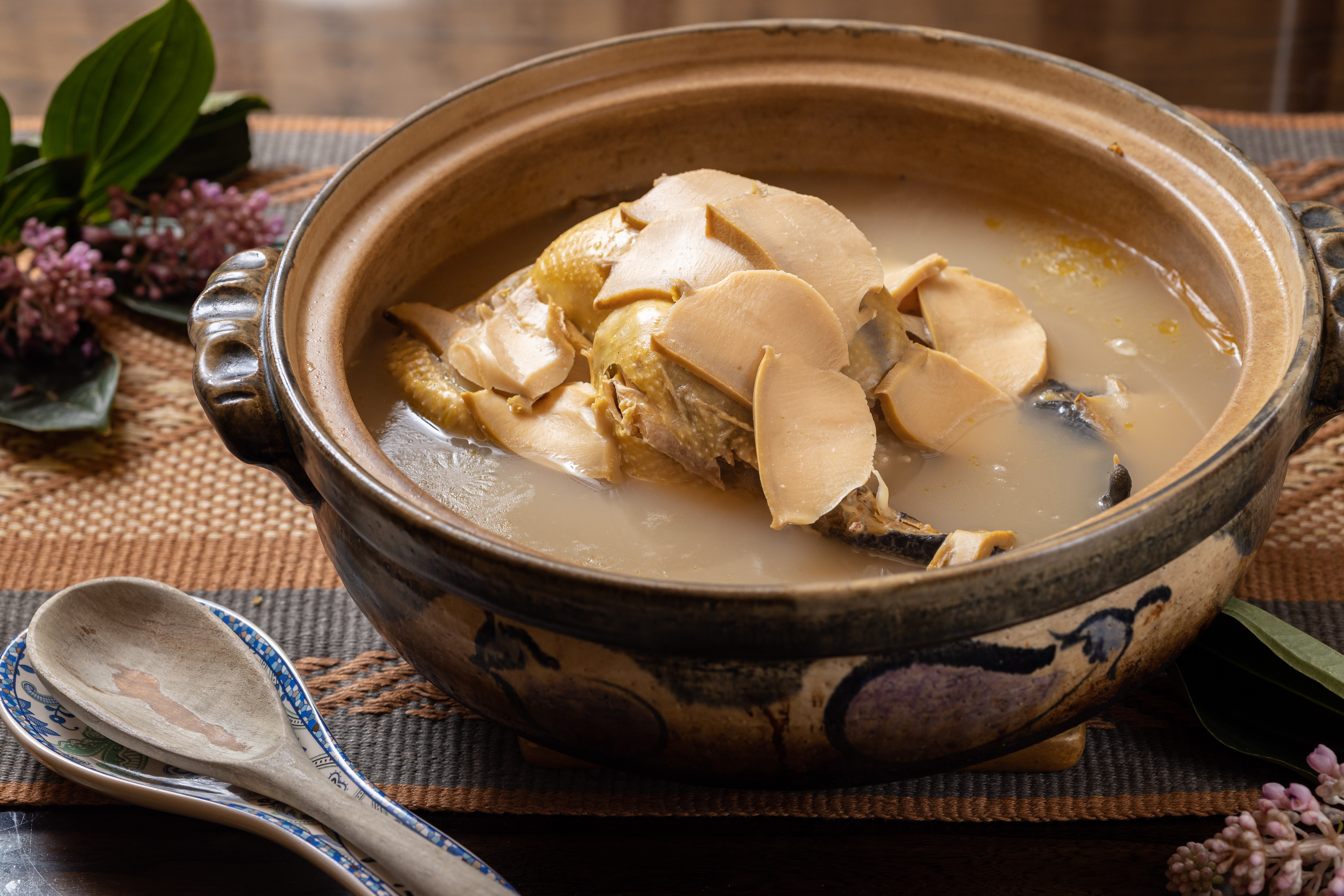 等待「鮑魚糯米雞」燉煮出味的時光裡，最適合放一片白先勇老師全心推動的青春版牡丹亭光碟。