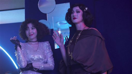 吳慷仁（右）在《華燈初上》中反串成亮點，左為郭雪芙。（Netflix提供）