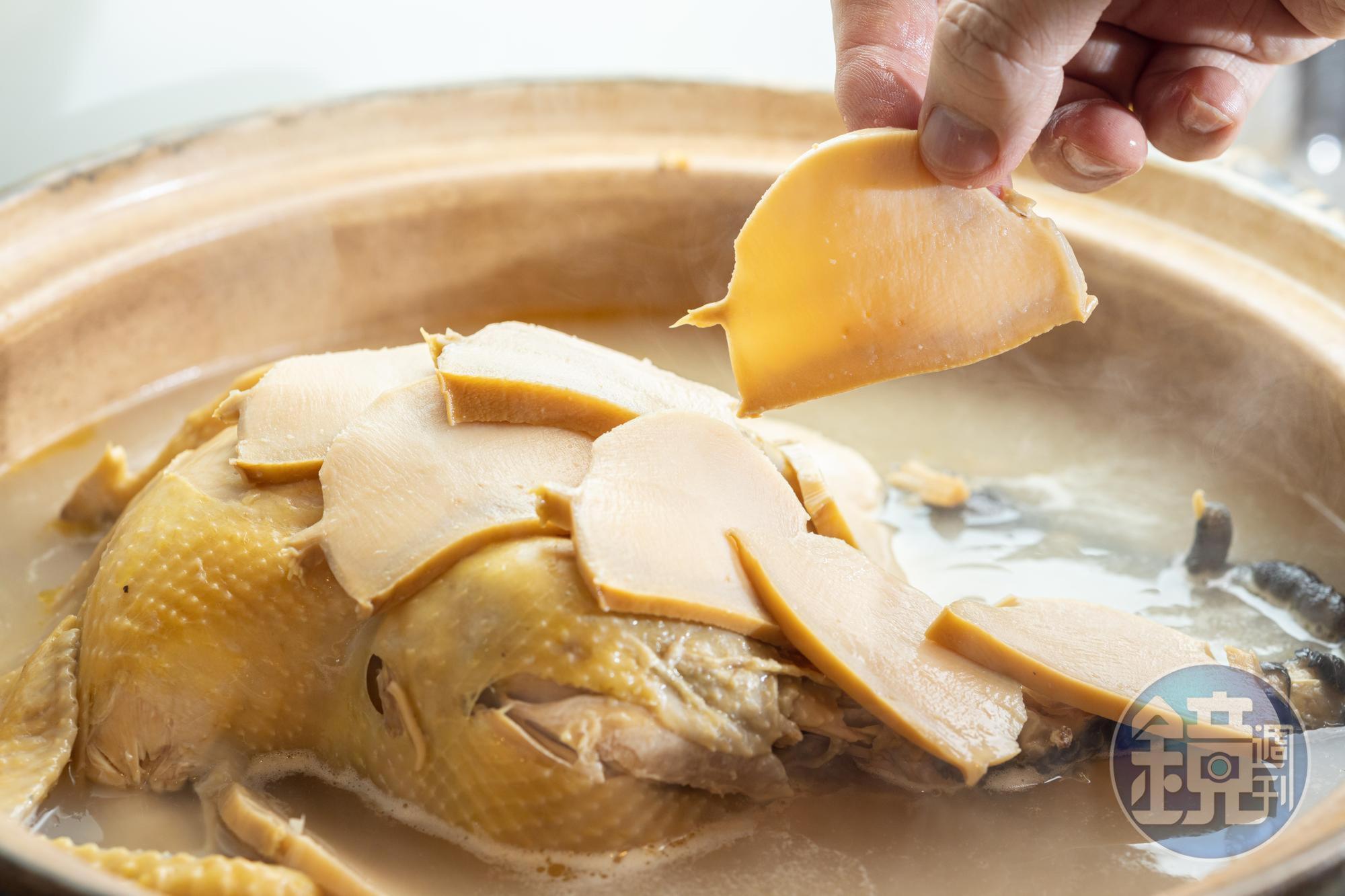 將鮑魚片平鋪雞上，鮑魚汁放入湯內，再滾即起鍋。