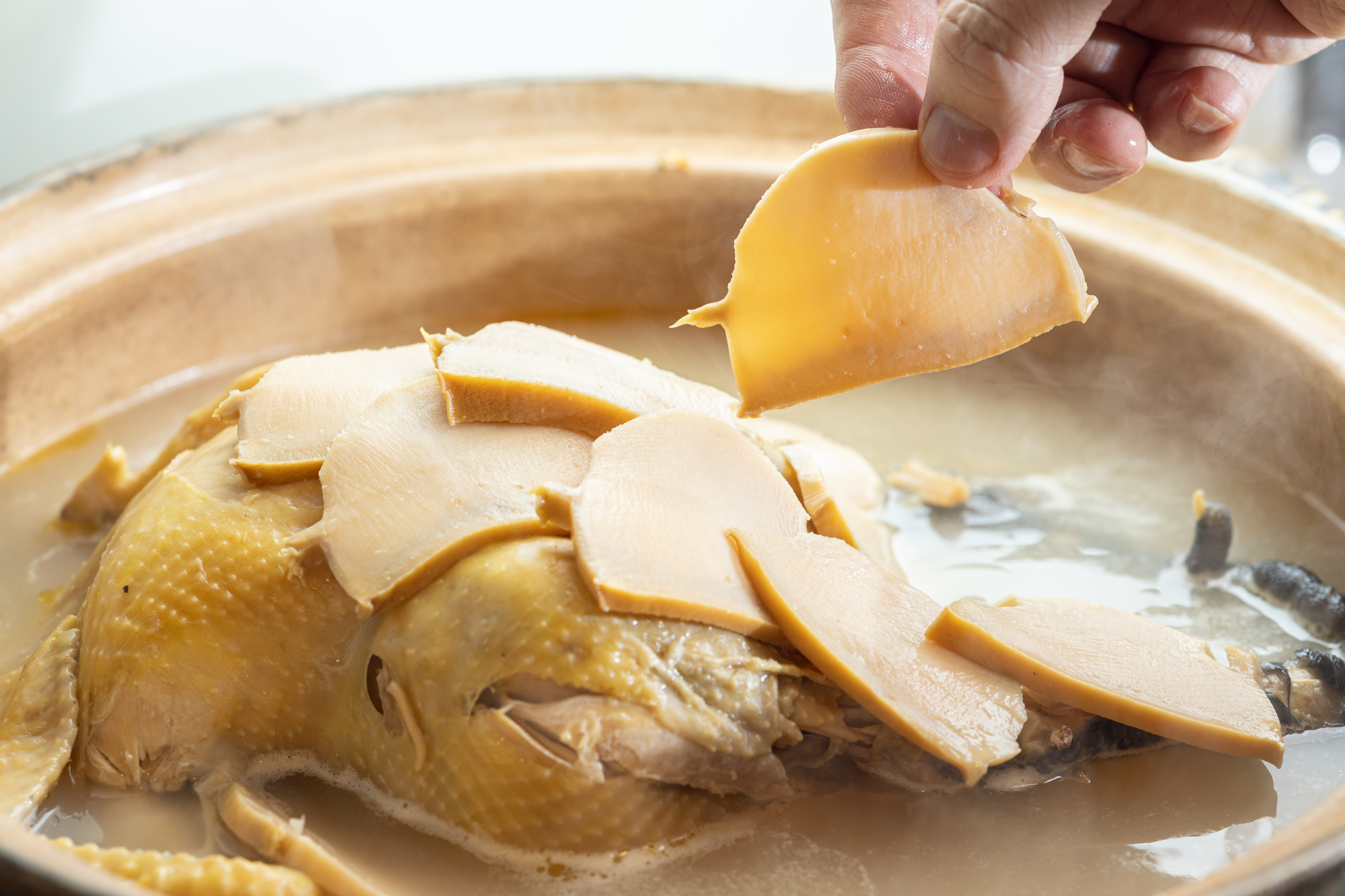 將鮑魚片平鋪雞上，鮑魚汁放入湯內，再滾即起鍋。