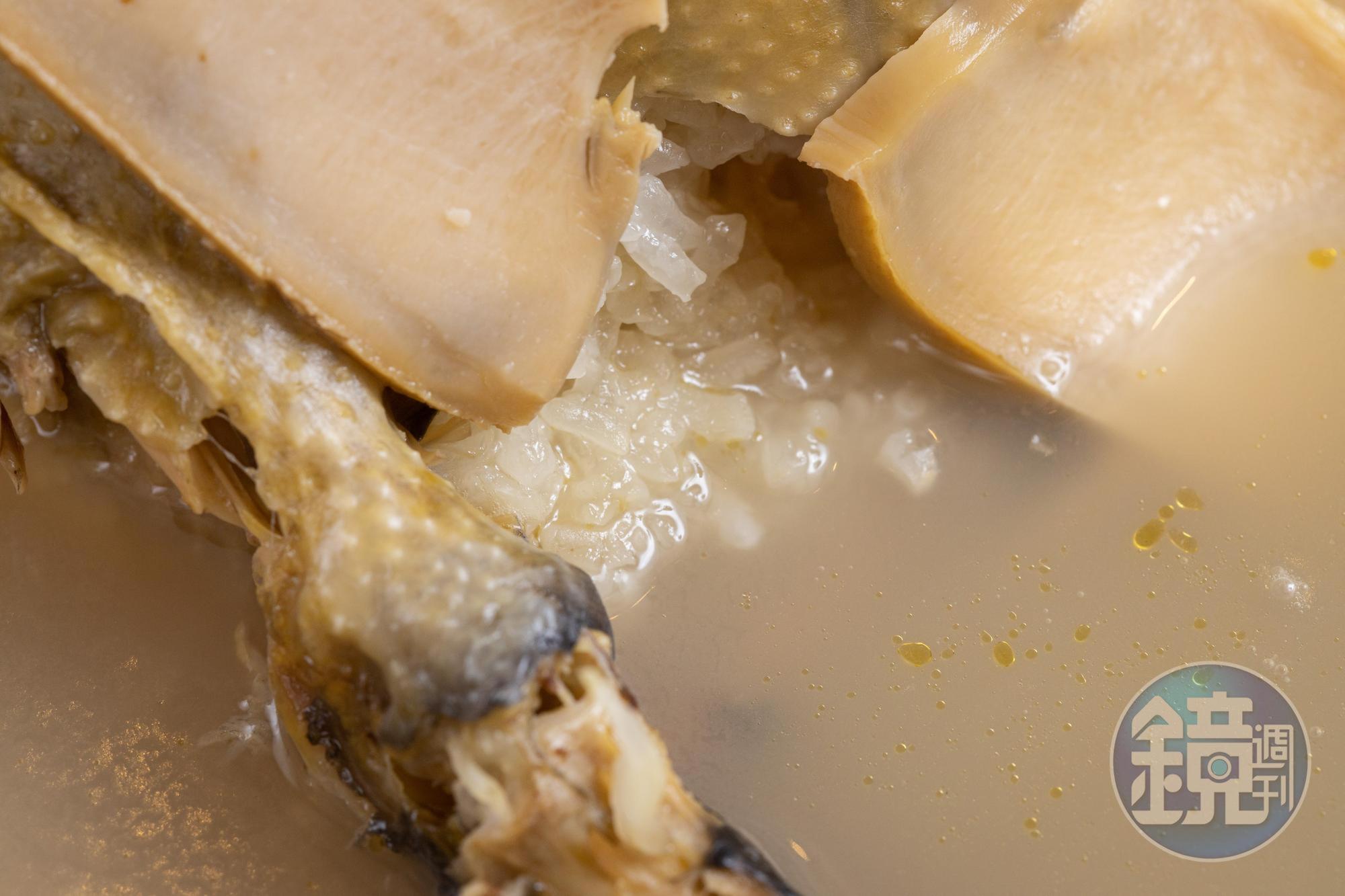 鮑魚糯米雞湯汁滑稠，非常滋補。